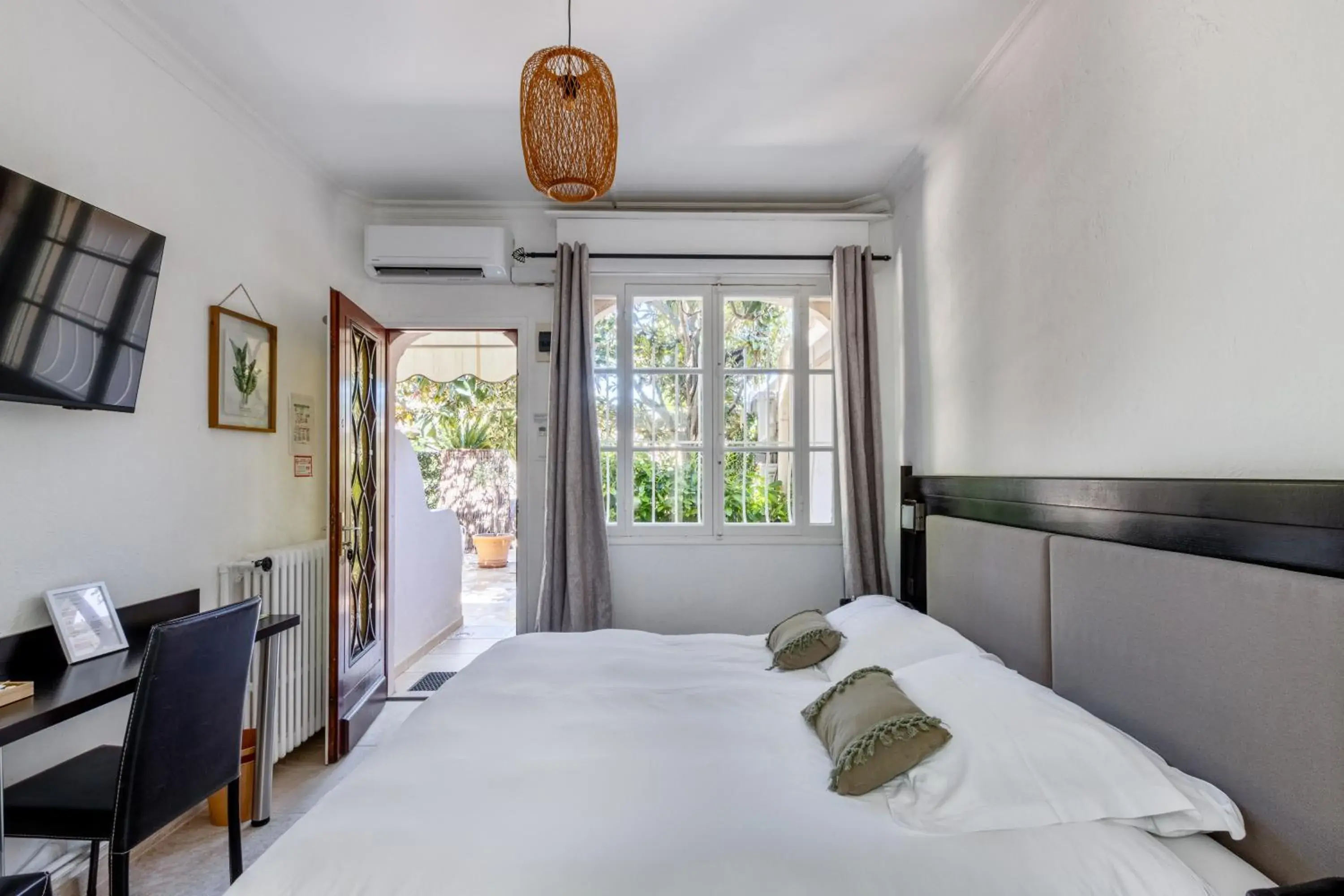 Deluxe Double or Twin Room in La Garoupe-Gardiole Boutique Hotel Deluxe Double or Twin Room in La Garoupe-Gardiole Boutique Hotel