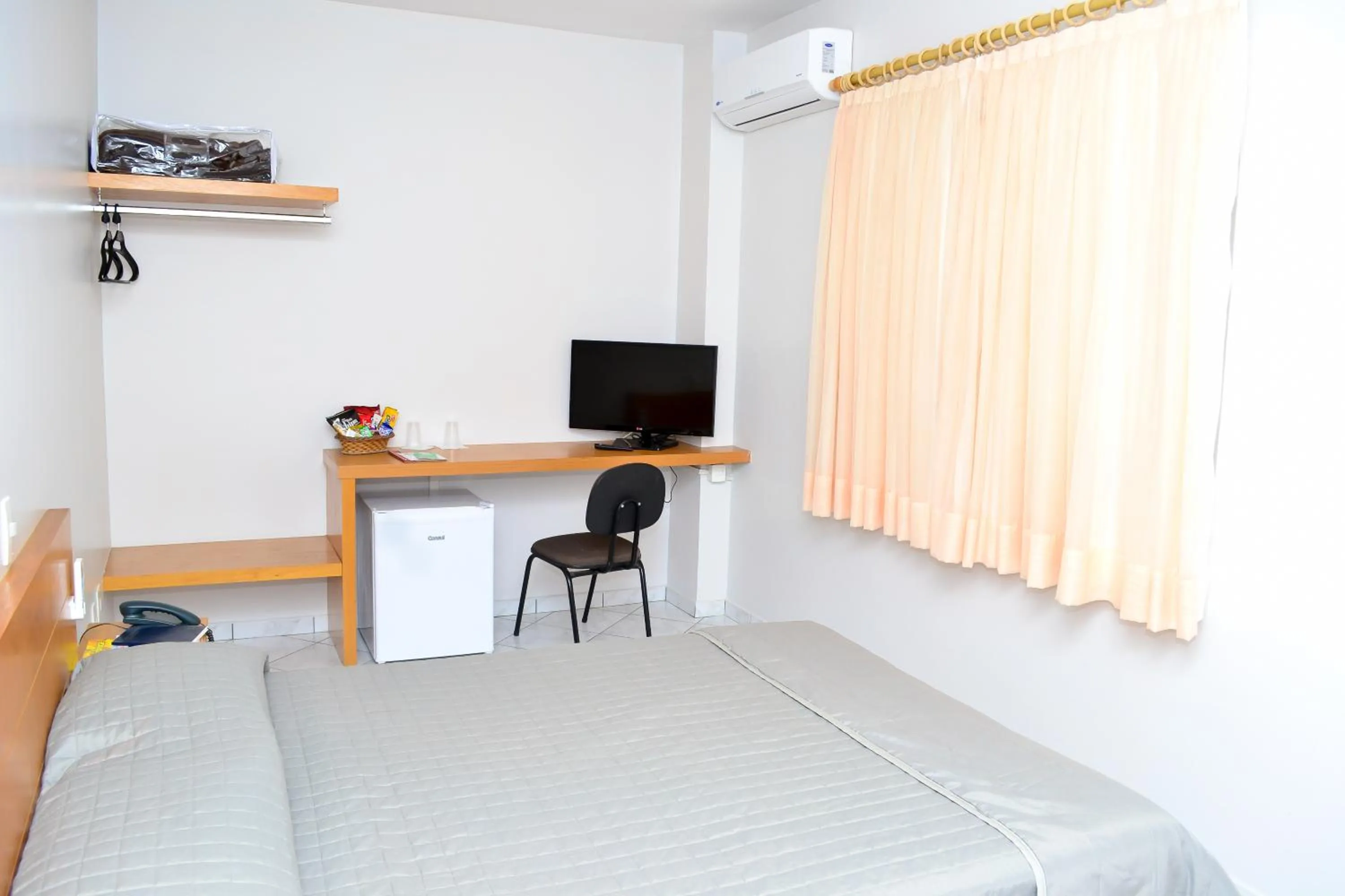 Photo of the whole room, Bed in Vale Verde Palace Hotel