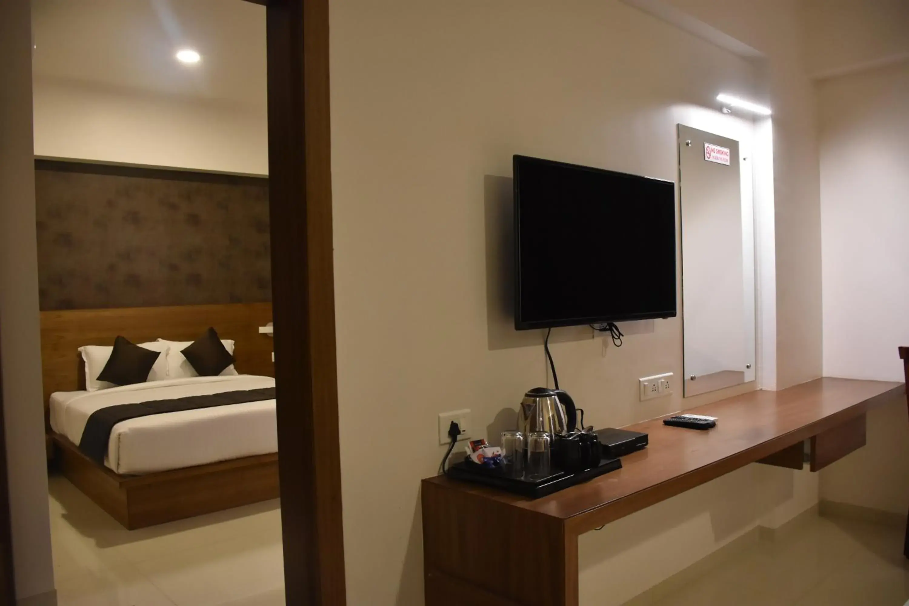 Coffee/tea facilities, Bed in Heritage Inn Coffee/tea facilities, Bed in Heritage Inn