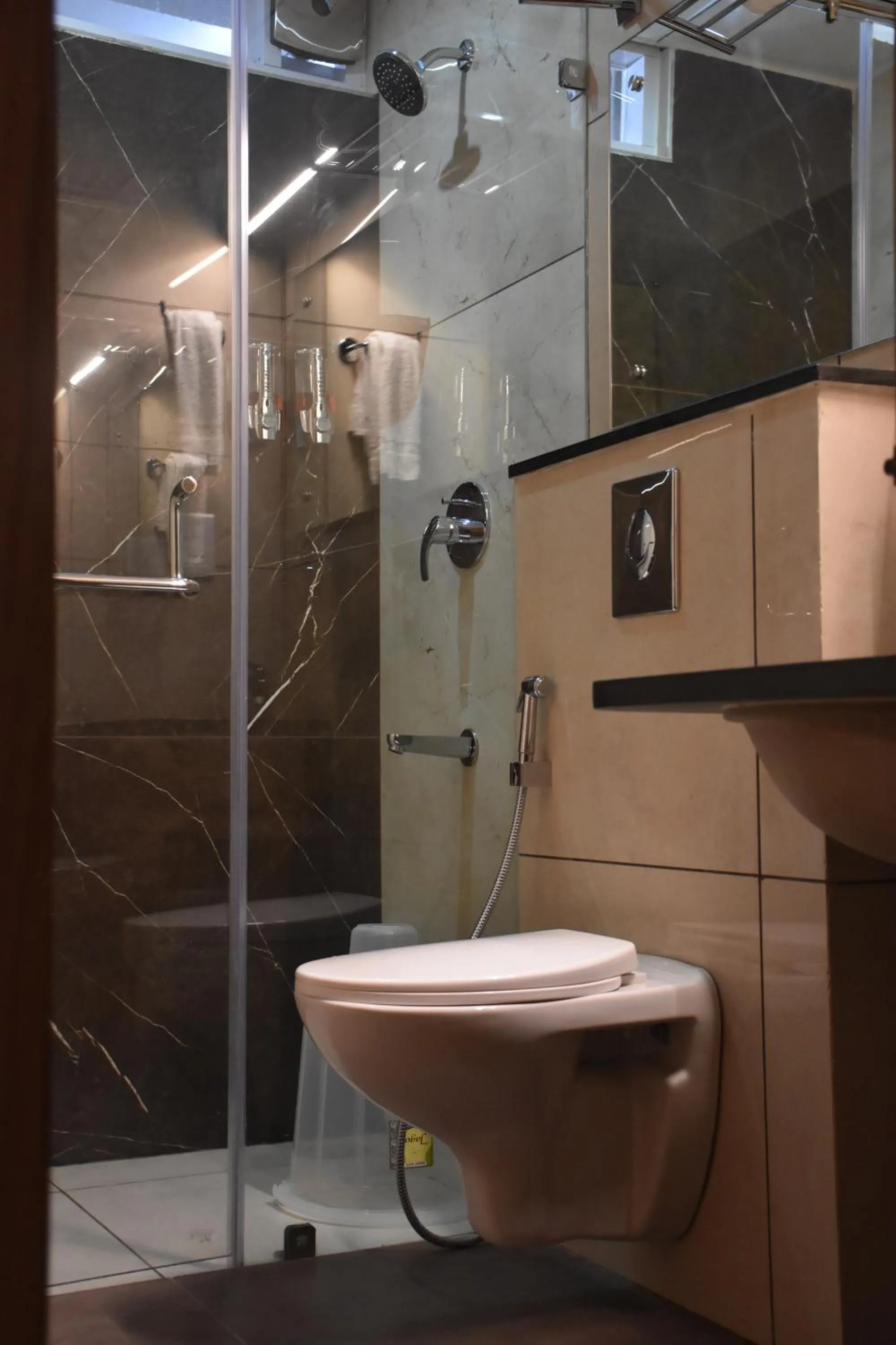 Shower in Heritage Inn