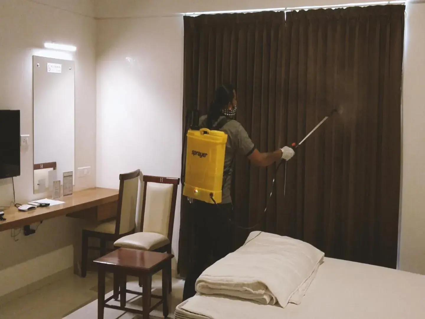 Staff, Bed in Heritage Inn Staff, Bed in Heritage Inn