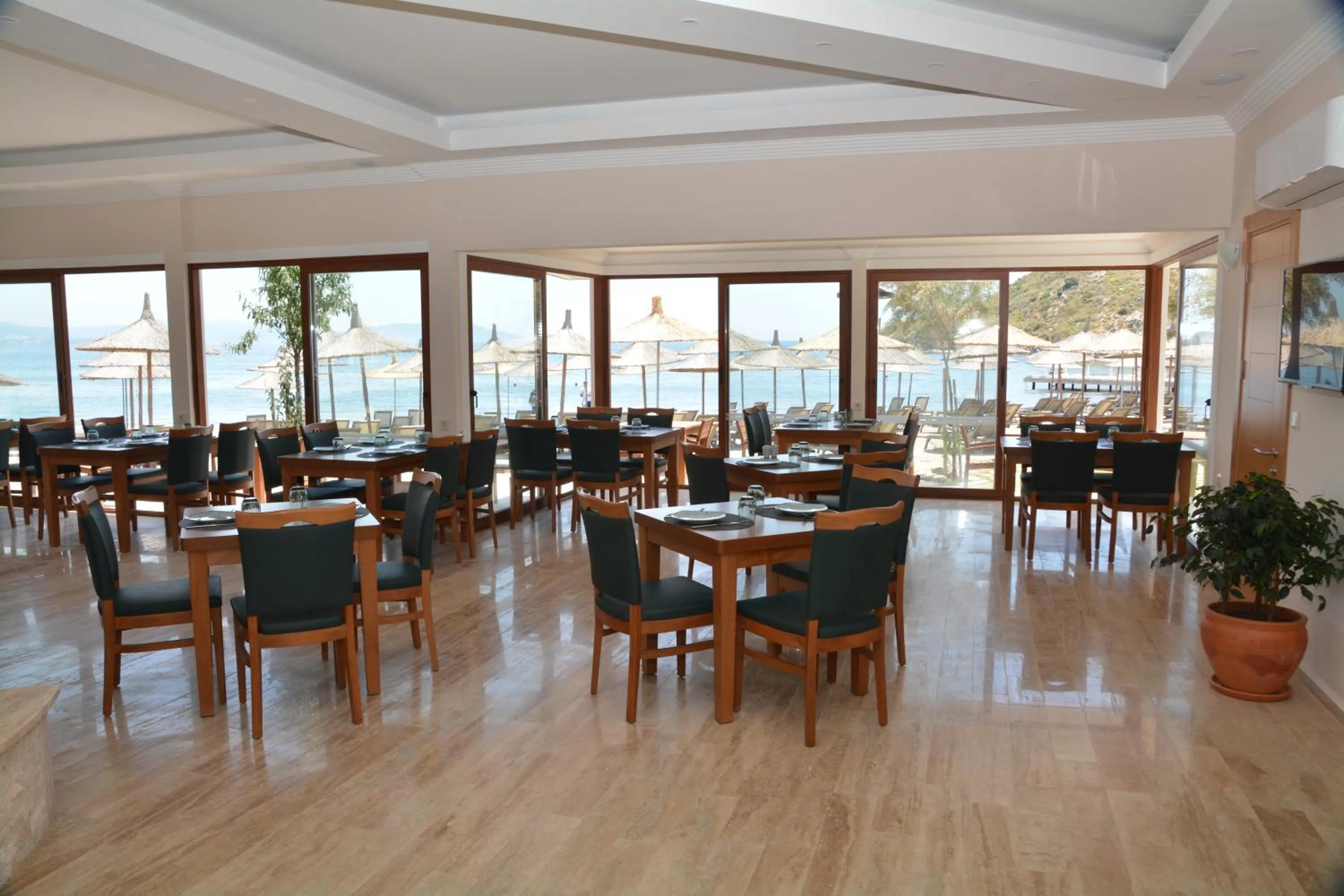 Restaurant/places to eat in Club Marma Hotel
