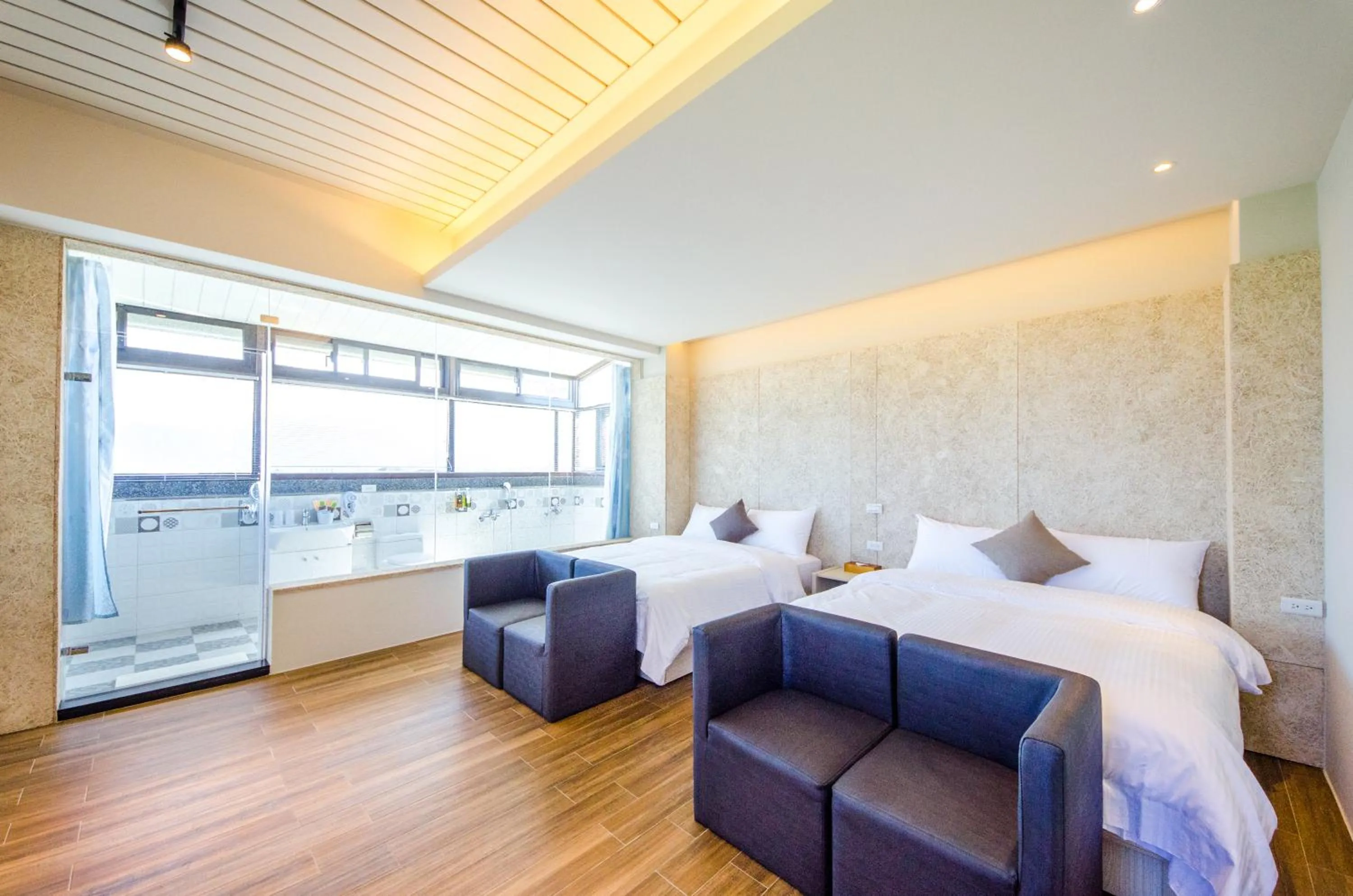 Photo of the whole room, Bed in Maple Left Shore