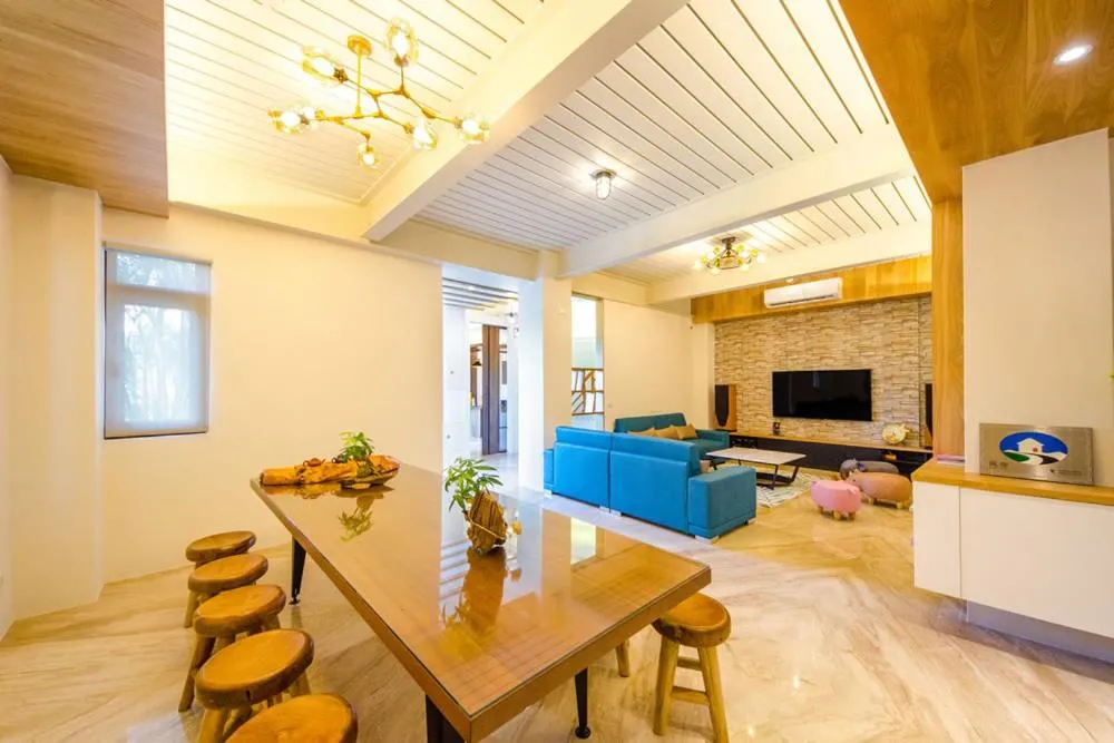 Living room in Maple Left Shore
