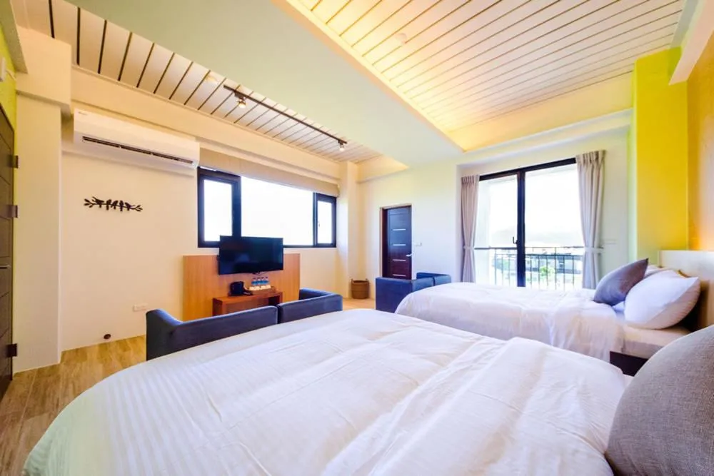 Bedroom, Bed in Maple Left Shore