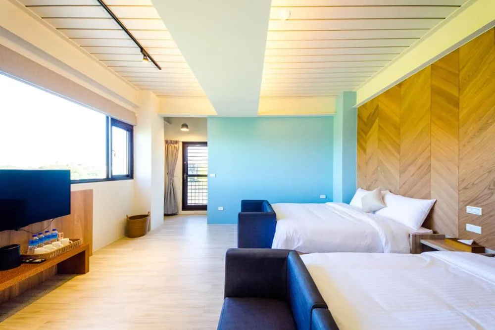Photo of the whole room, Bed in Maple Left Shore
