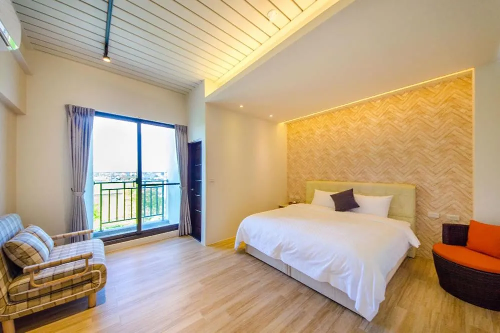 Photo of the whole room, Bed in Maple Left Shore