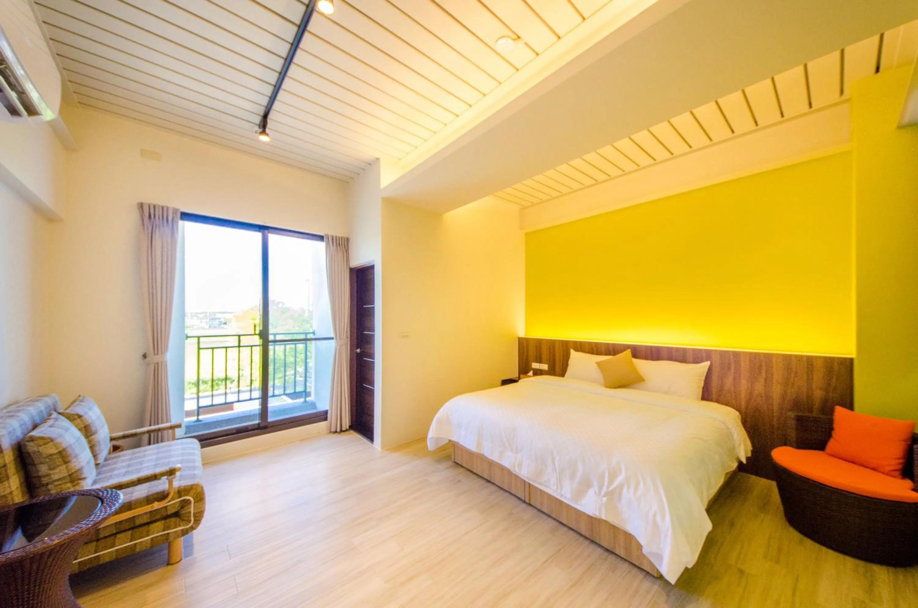 Photo of the whole room, Bed in Maple Left Shore