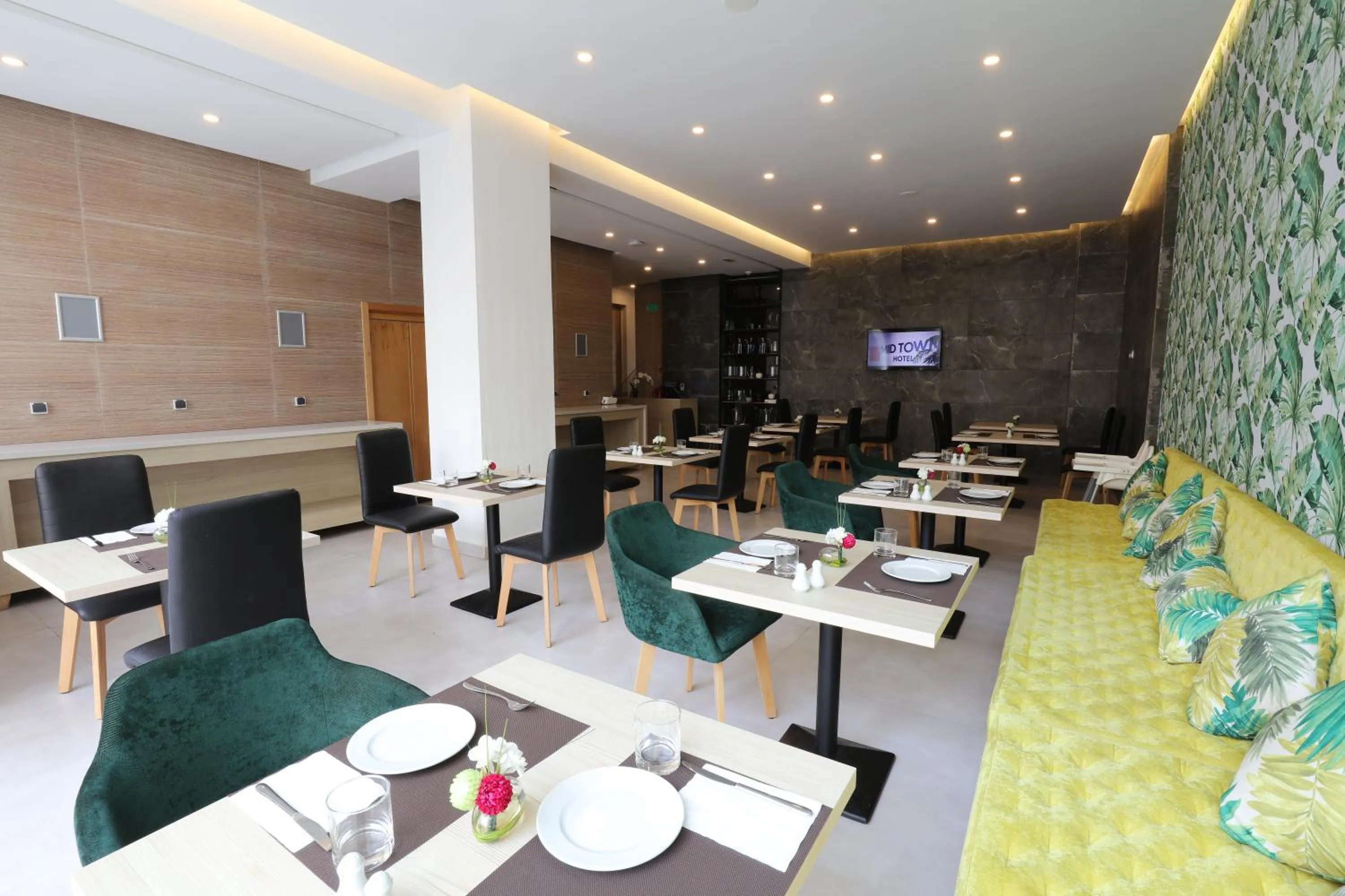 Restaurant/places to eat in Mid Town Hotel Casablanca