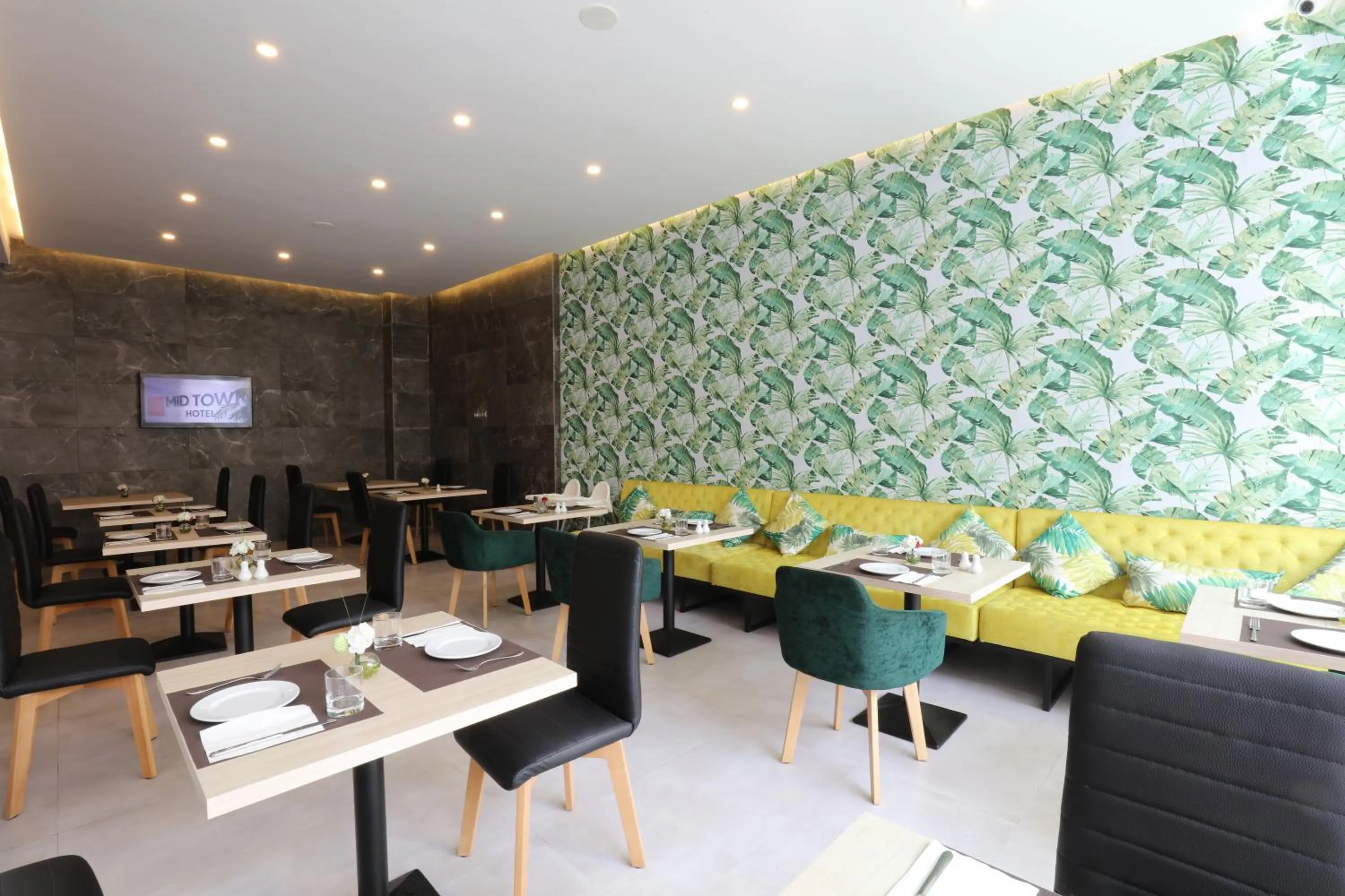 Restaurant/places to eat in Mid Town Hotel Casablanca