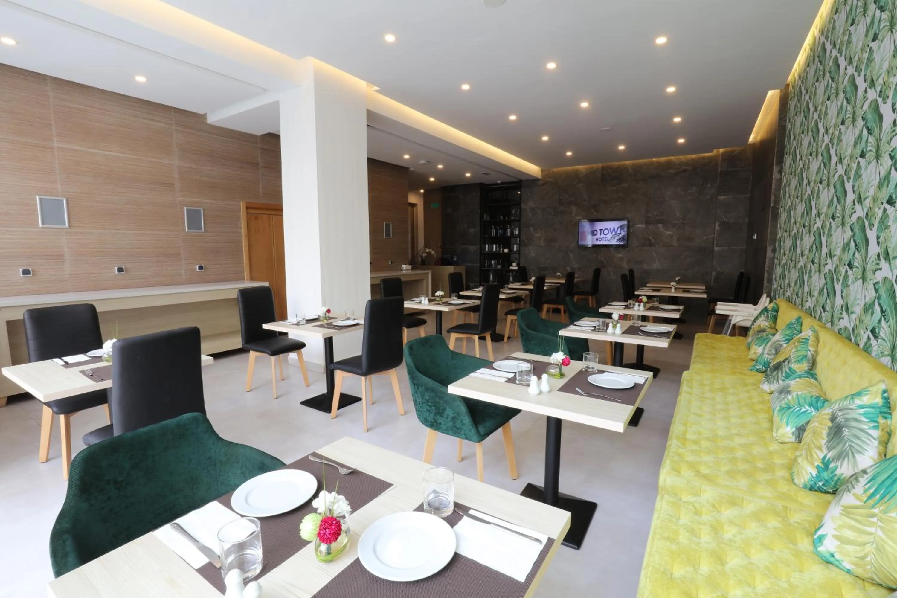 Restaurant/places to eat in Mid Town Hotel Casablanca