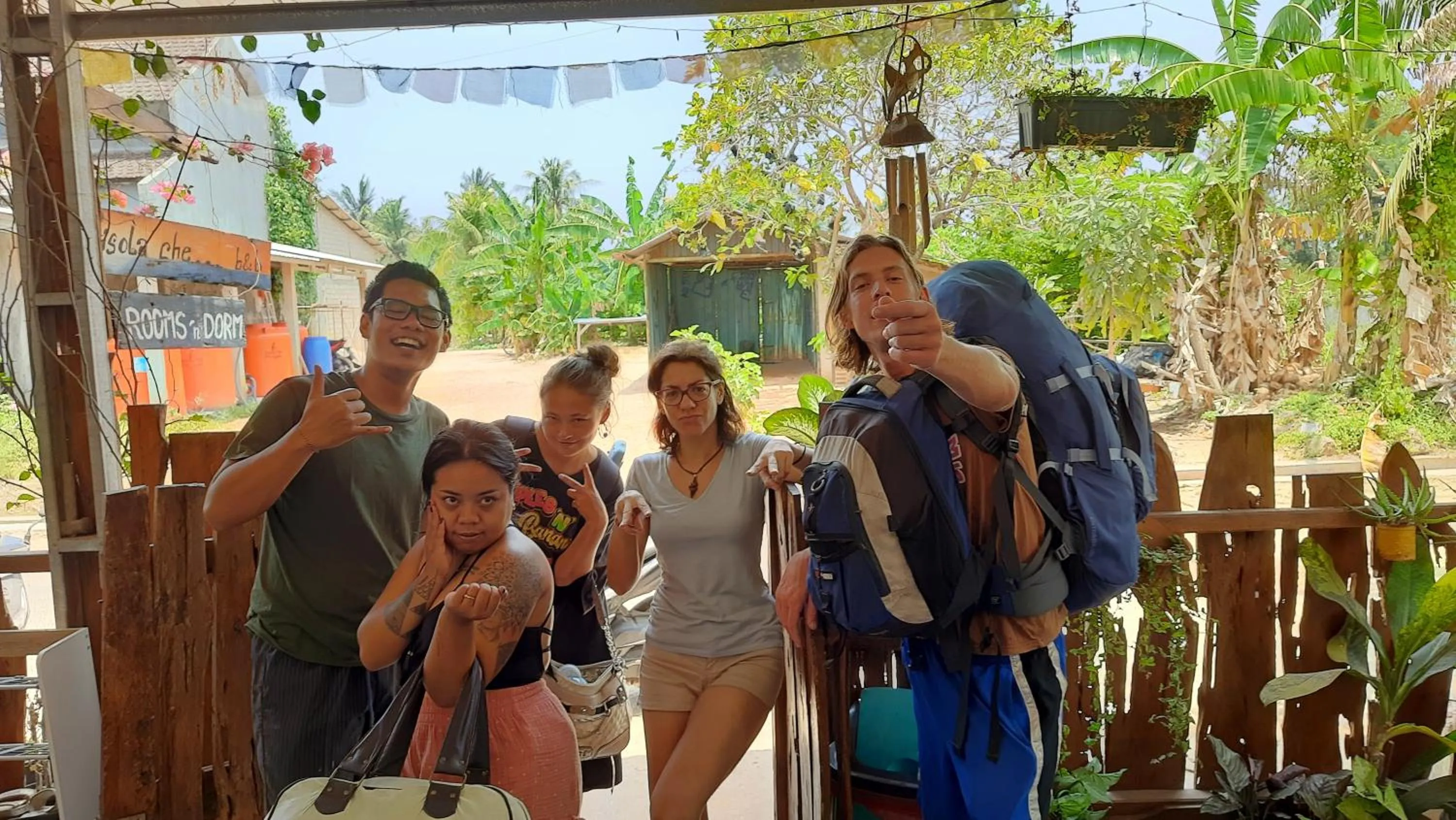 People in L'isola che...