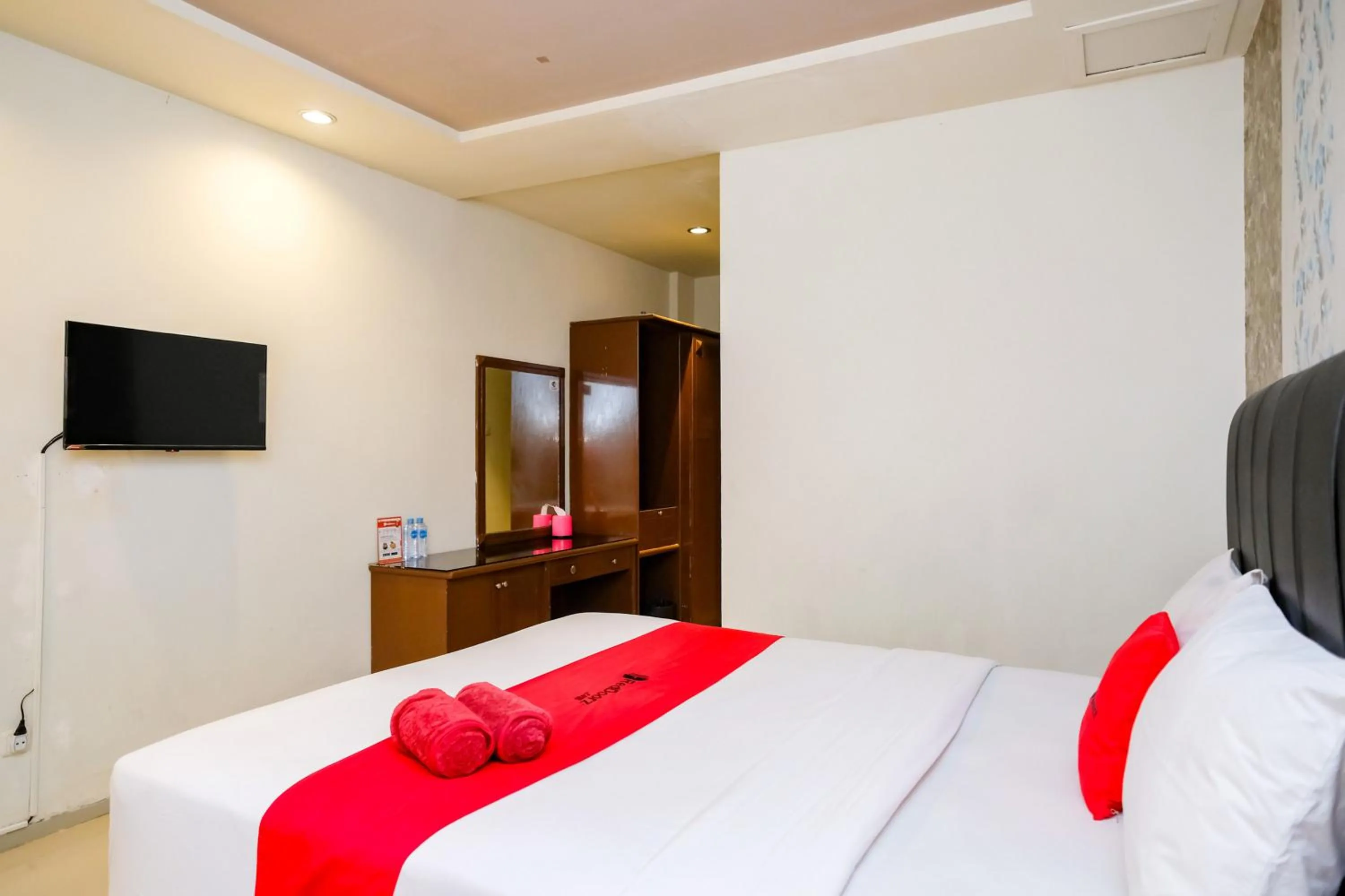 Bedroom, Bed in RedDoorz @ Panglima Sudirman
