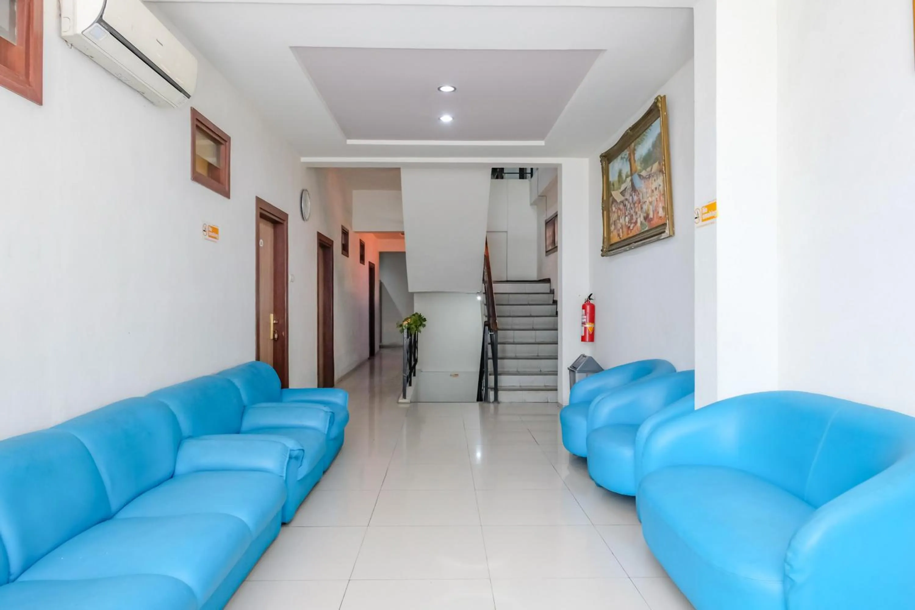 Seating area in RedDoorz @ Panglima Sudirman