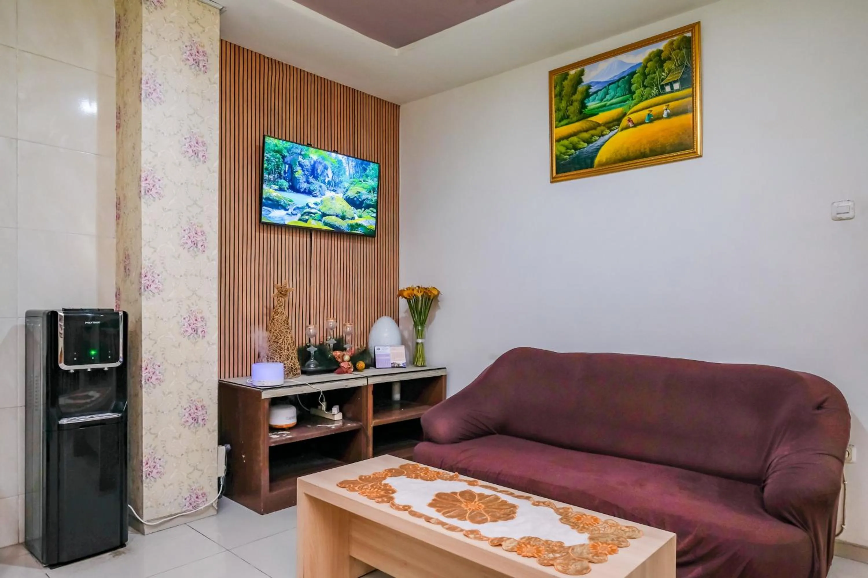 Seating area in RedDoorz @ Panglima Sudirman