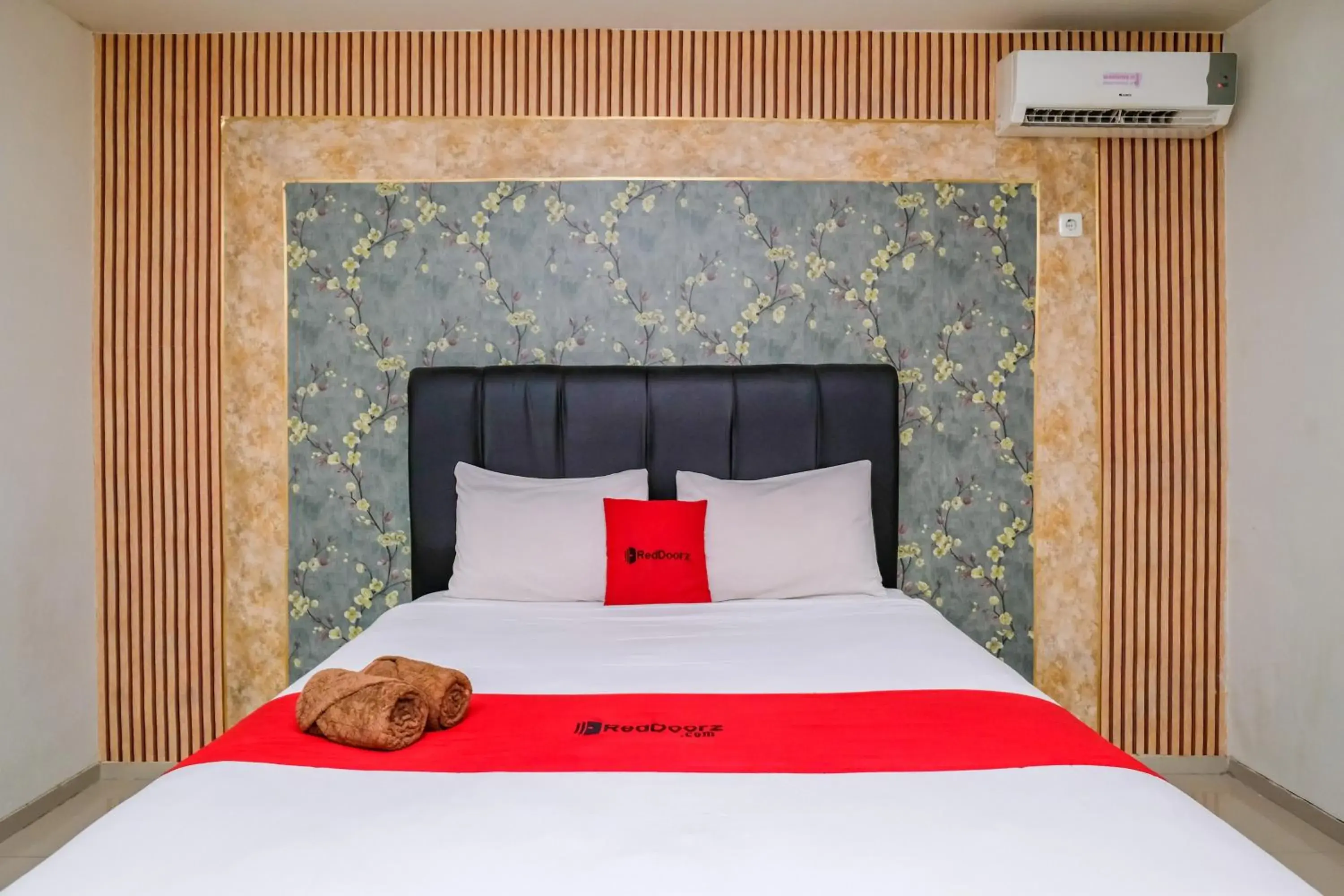 Bedroom, Bed in RedDoorz @ Panglima Sudirman Bedroom, Bed in RedDoorz @ Panglima Sudirman