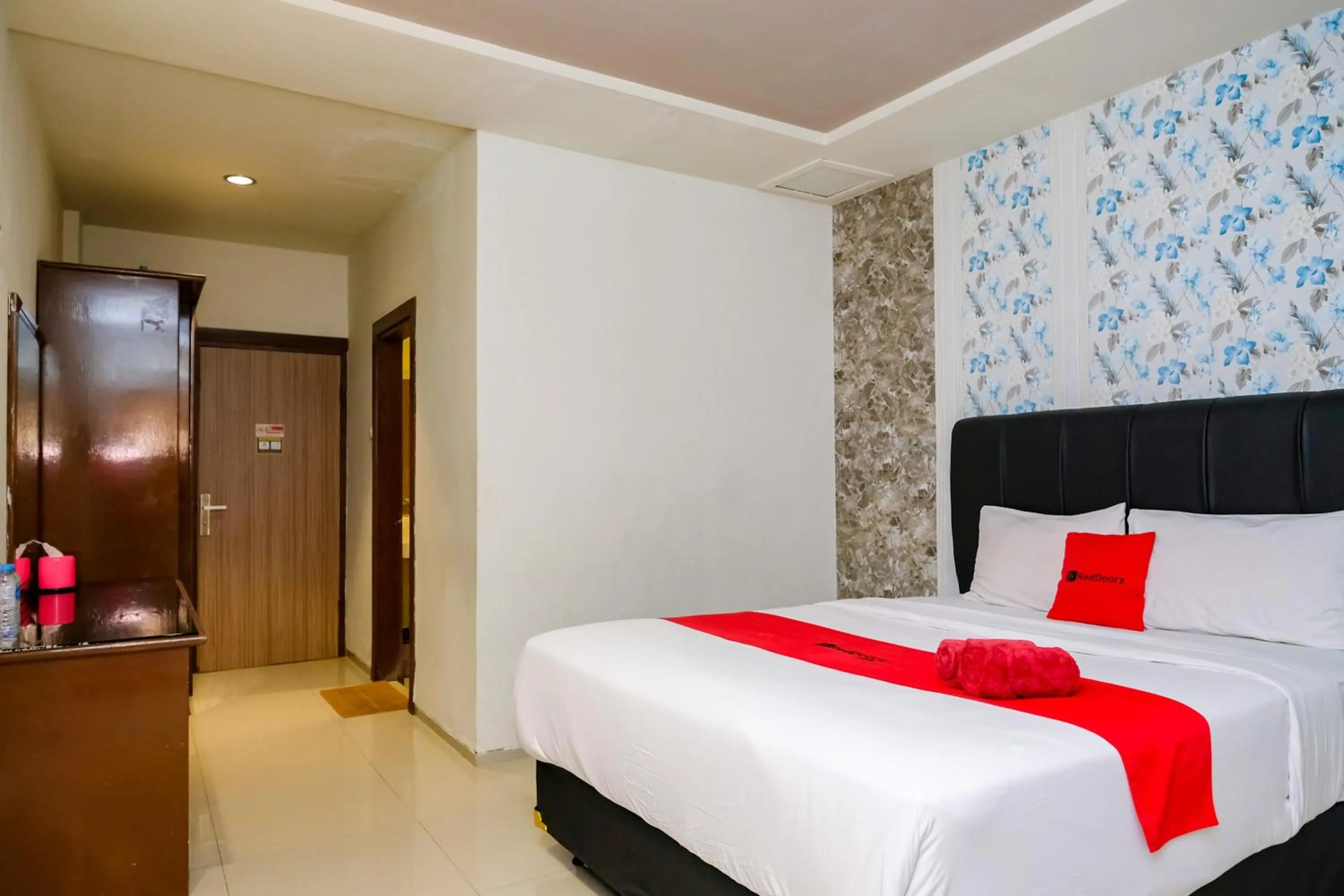 Bedroom, Bed in RedDoorz @ Panglima Sudirman