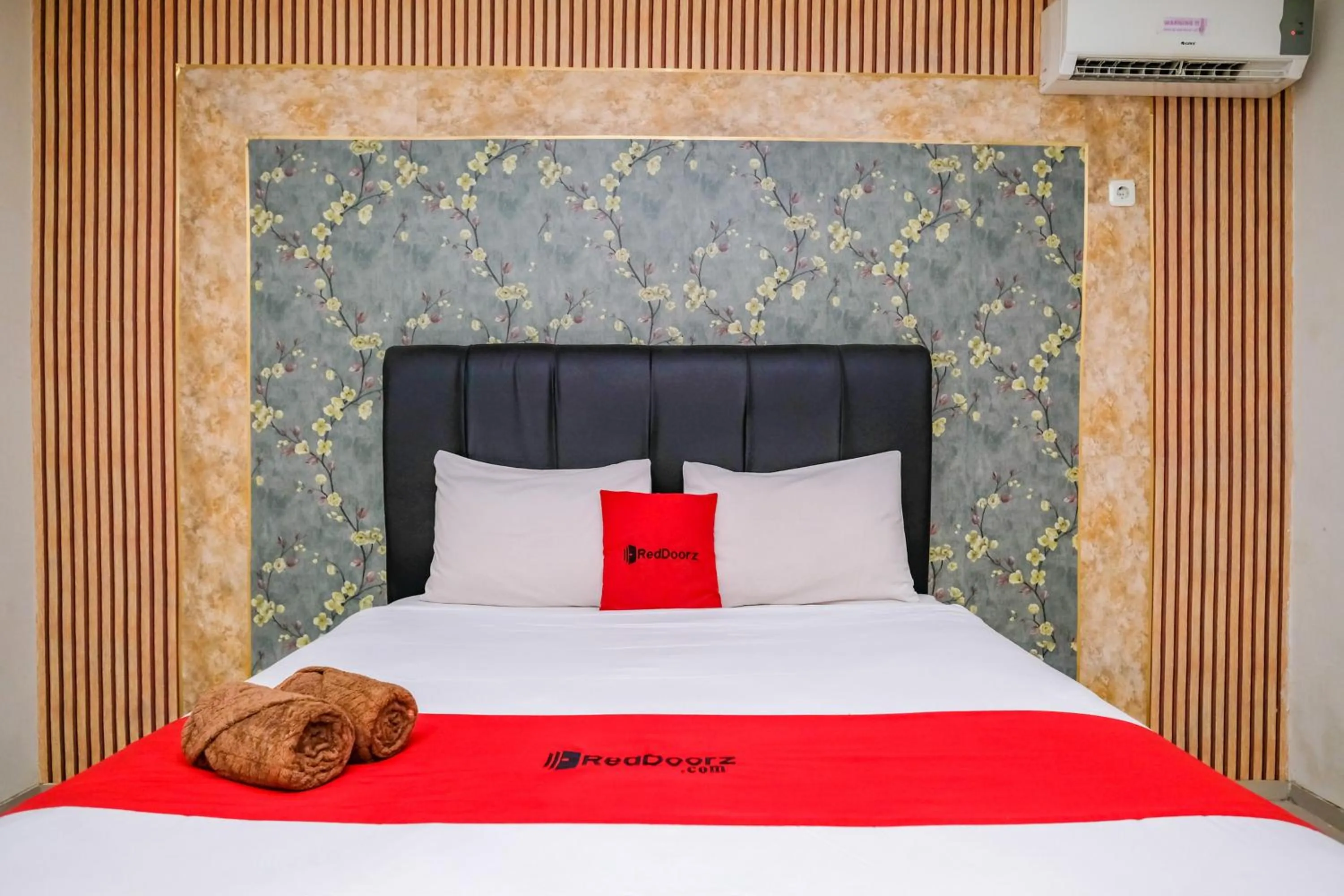 Bedroom, Bed in RedDoorz @ Panglima Sudirman