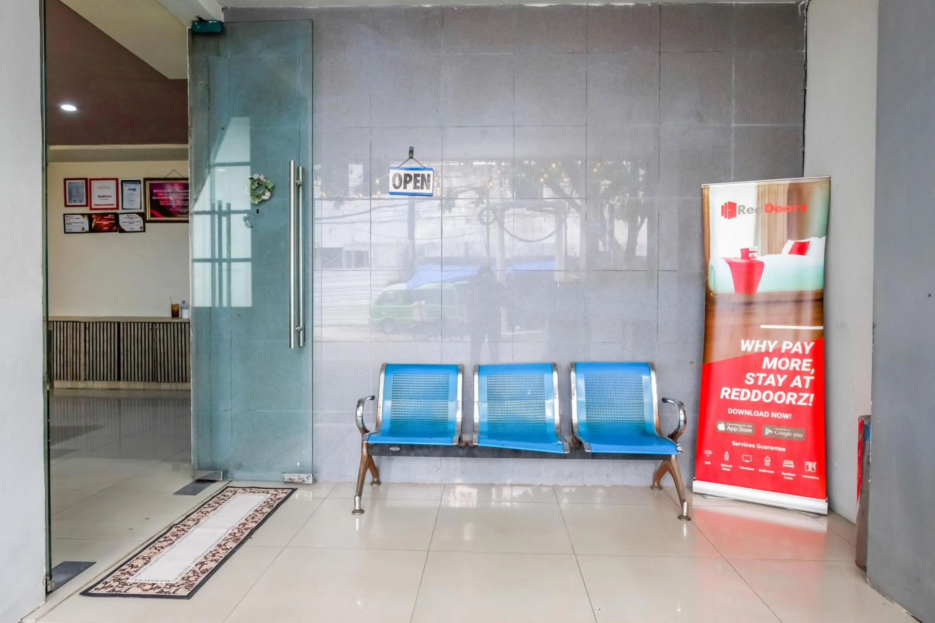 Seating area in RedDoorz @ Panglima Sudirman