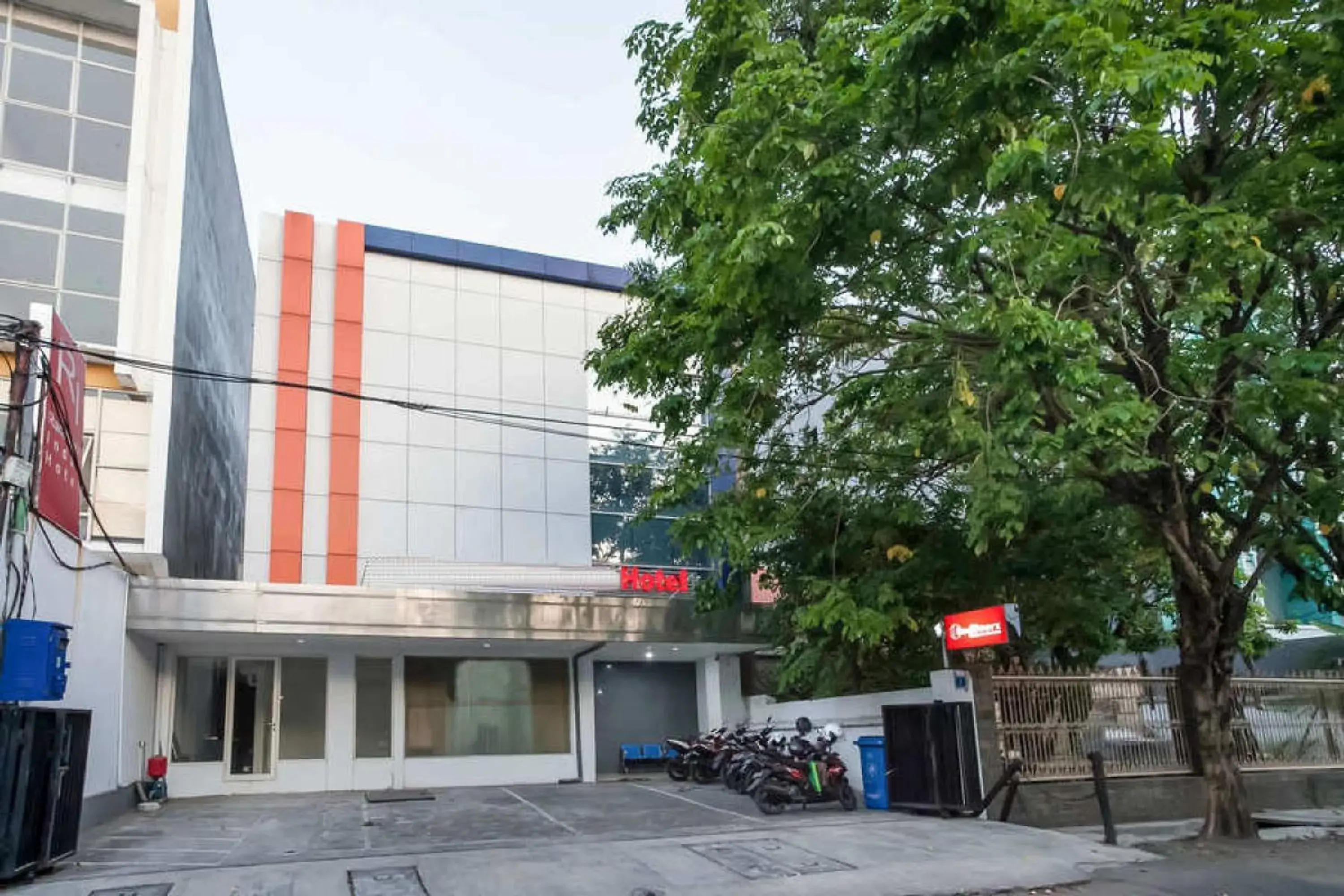 Property building in RedDoorz @ Panglima Sudirman Property building in RedDoorz @ Panglima Sudirman