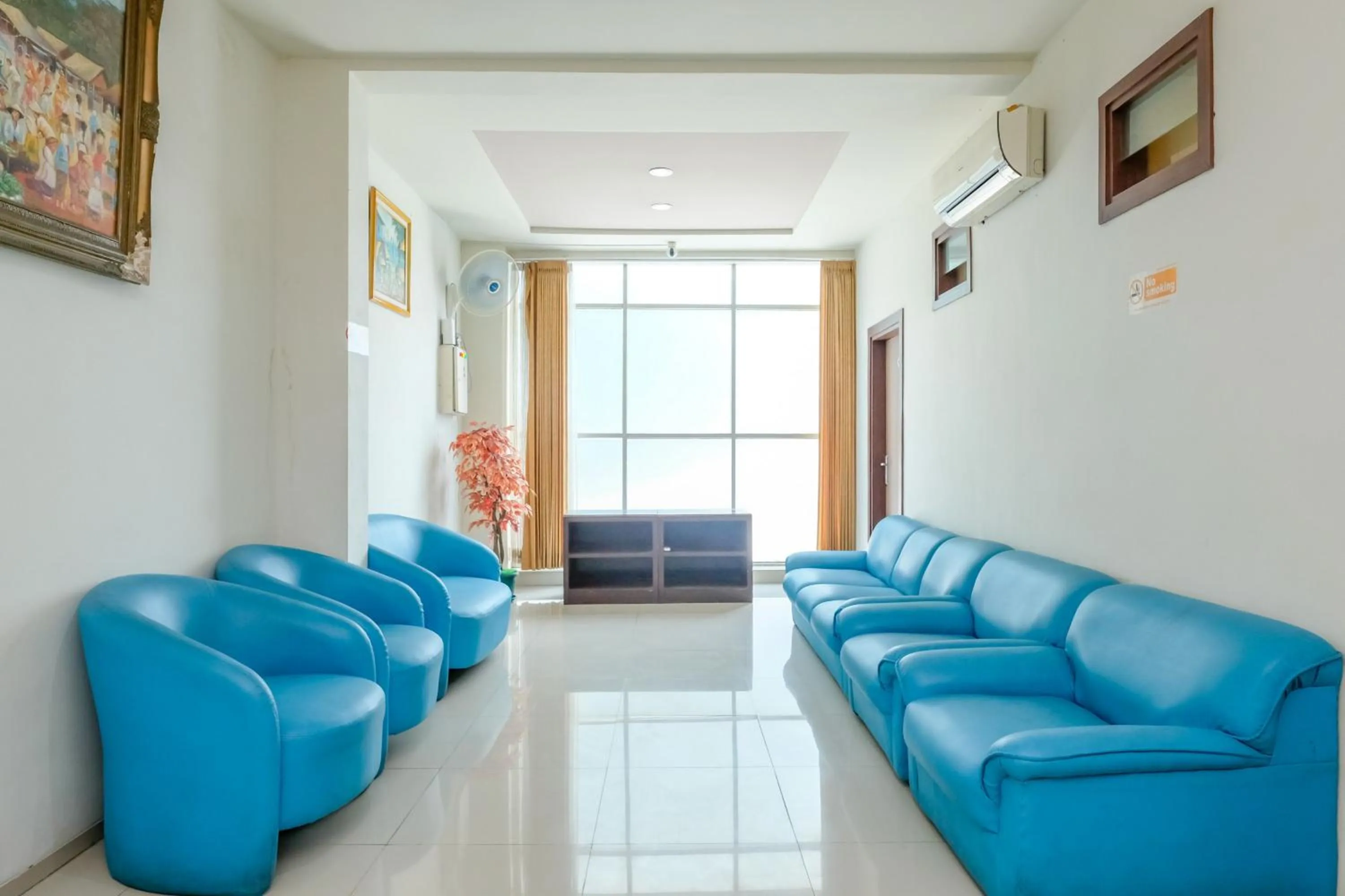 Seating area in RedDoorz @ Panglima Sudirman