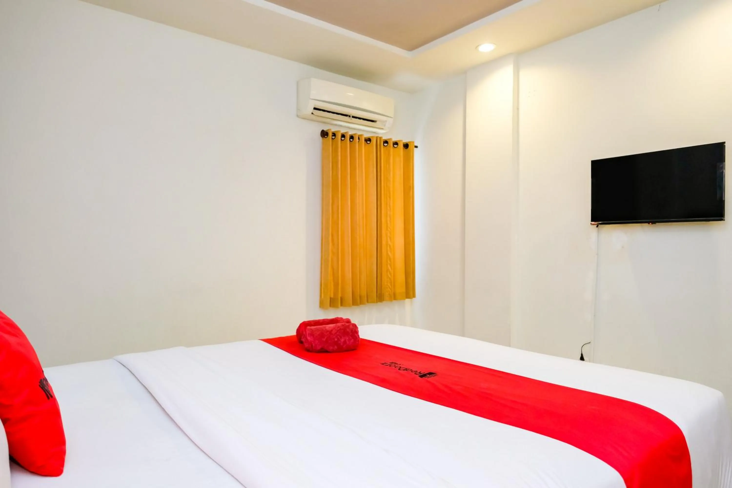 Bedroom, Bed in RedDoorz @ Panglima Sudirman