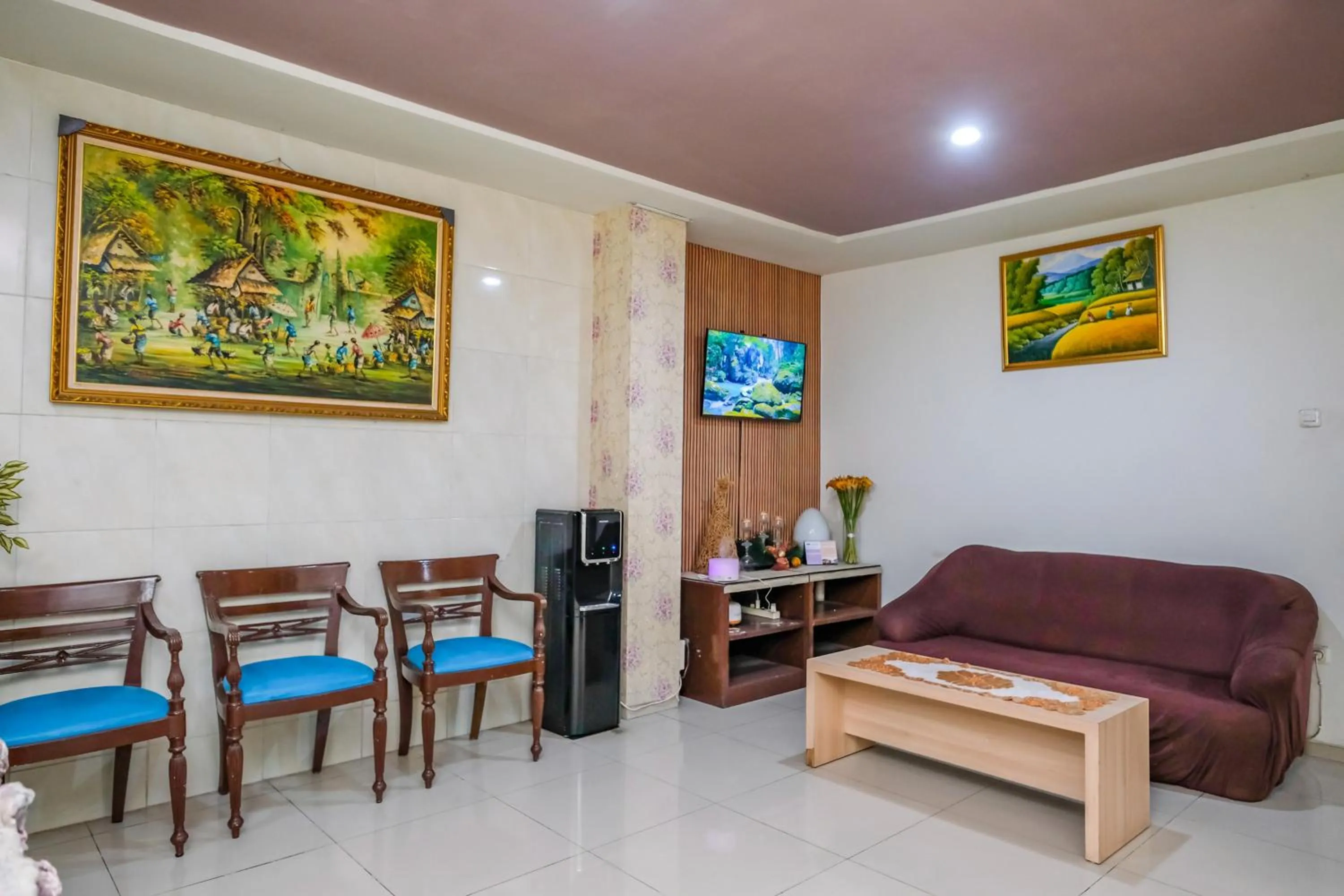 Seating area in RedDoorz @ Panglima Sudirman