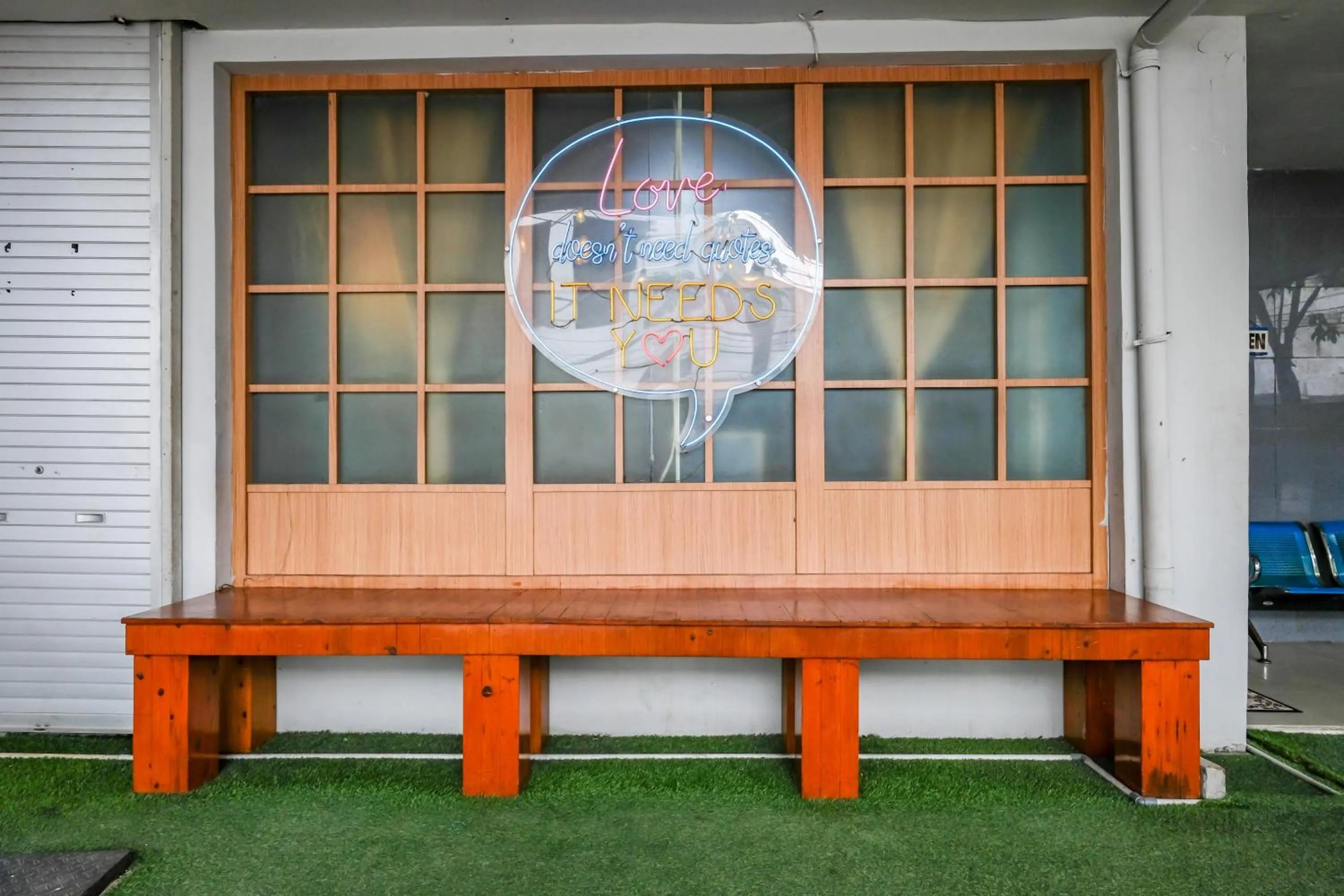 Seating area in RedDoorz @ Panglima Sudirman