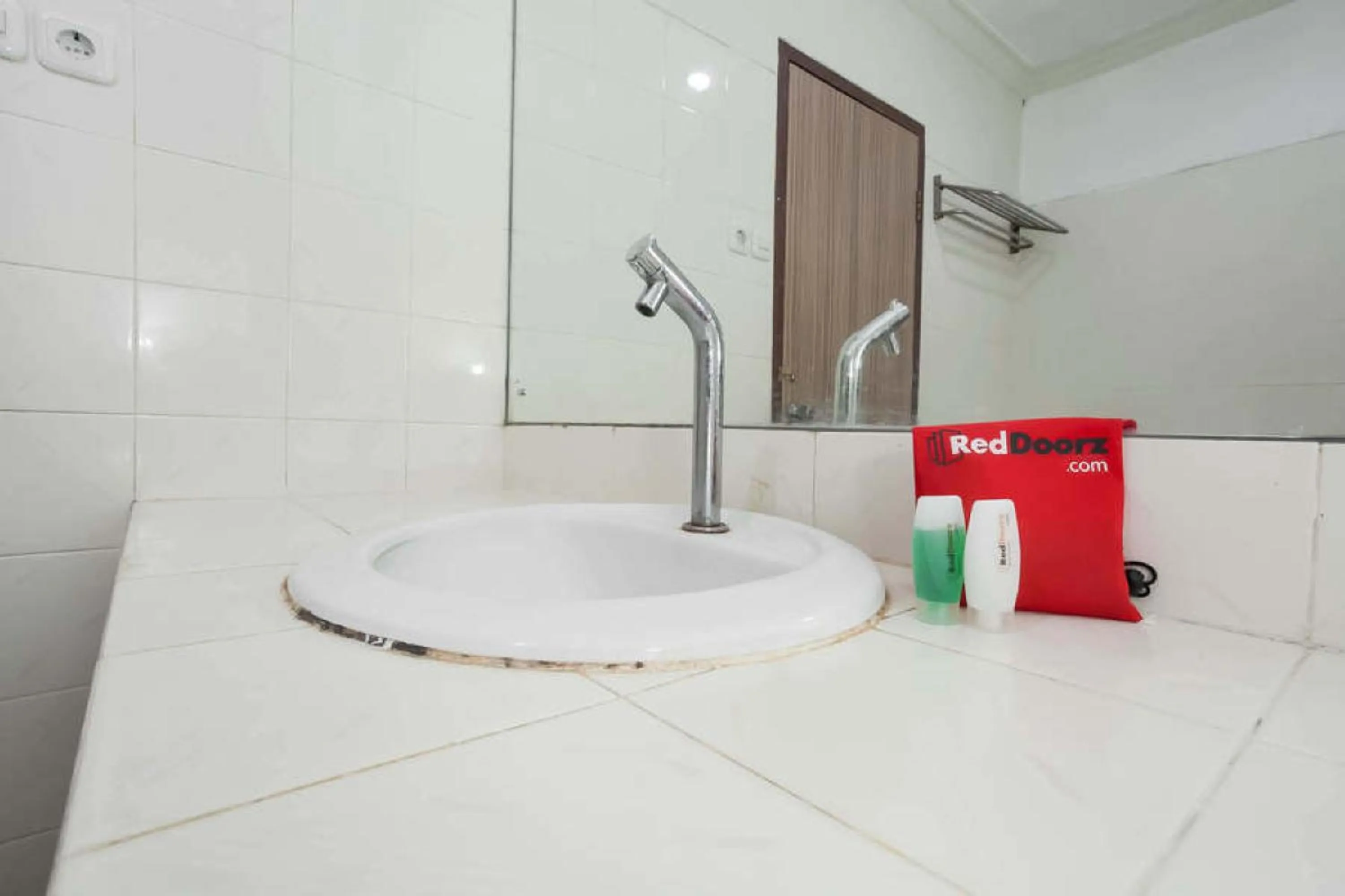 RedDoorz @ Panglima Sudirman