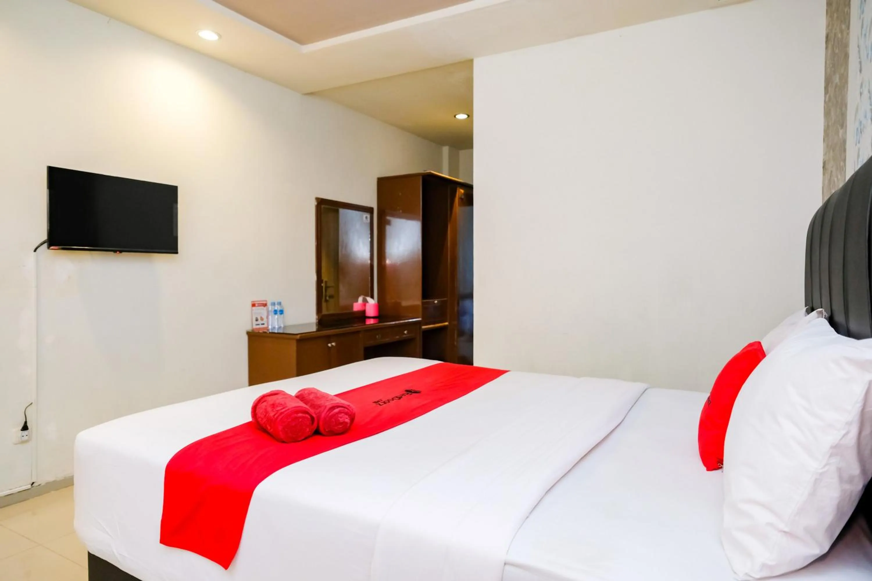 Bedroom, Bed in RedDoorz @ Panglima Sudirman