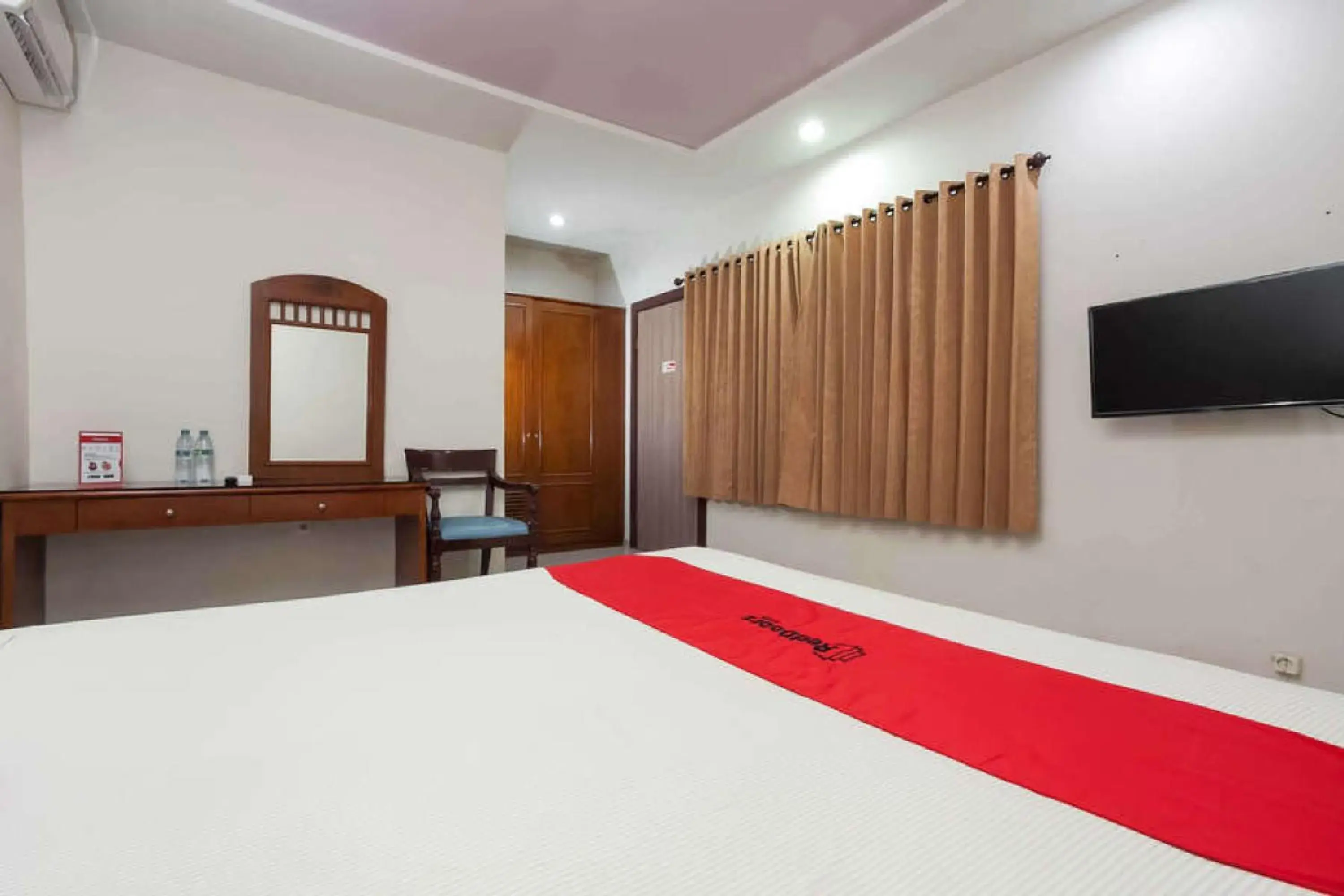 Bed in RedDoorz @ Panglima Sudirman Bed in RedDoorz @ Panglima Sudirman