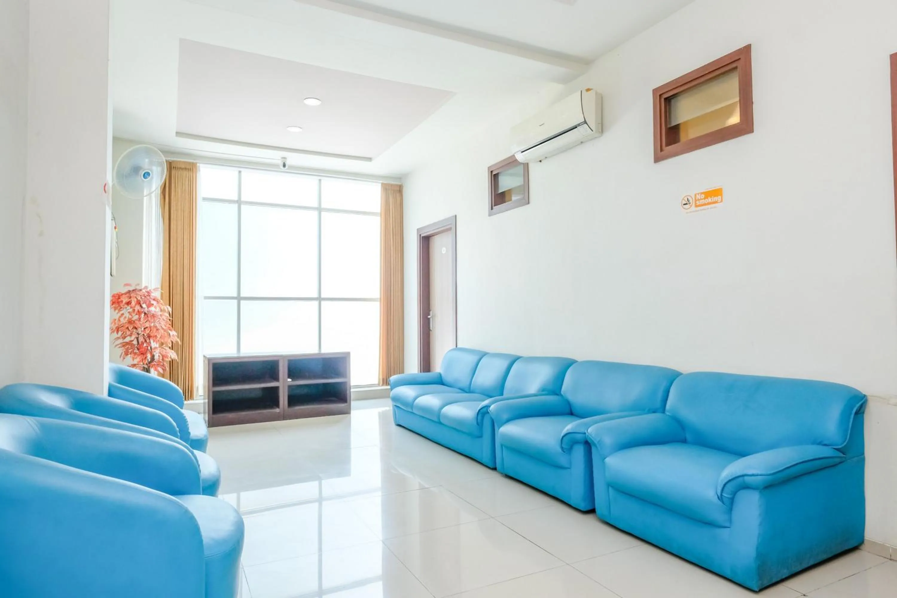 Seating area in RedDoorz @ Panglima Sudirman