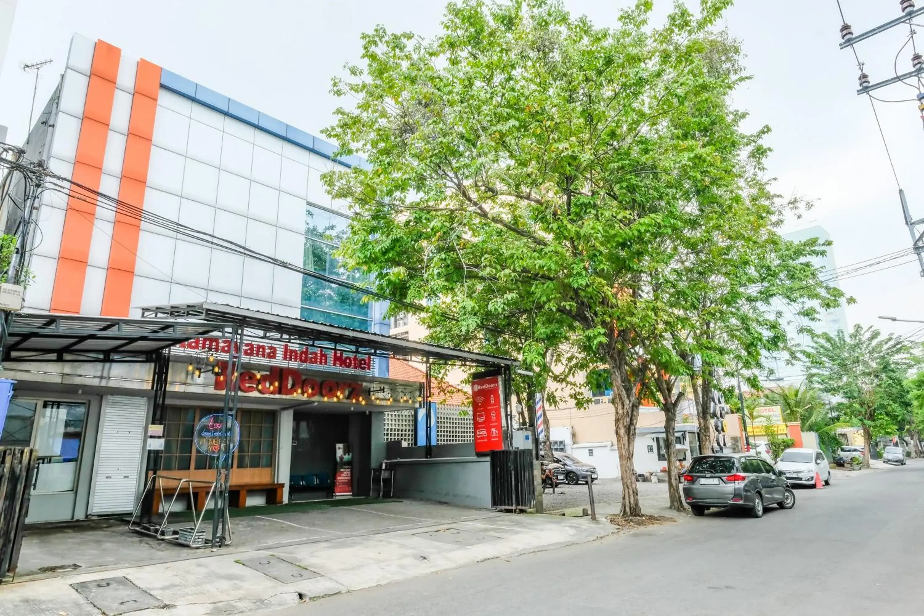 Facade/entrance in RedDoorz @ Panglima Sudirman Facade/entrance in RedDoorz @ Panglima Sudirman