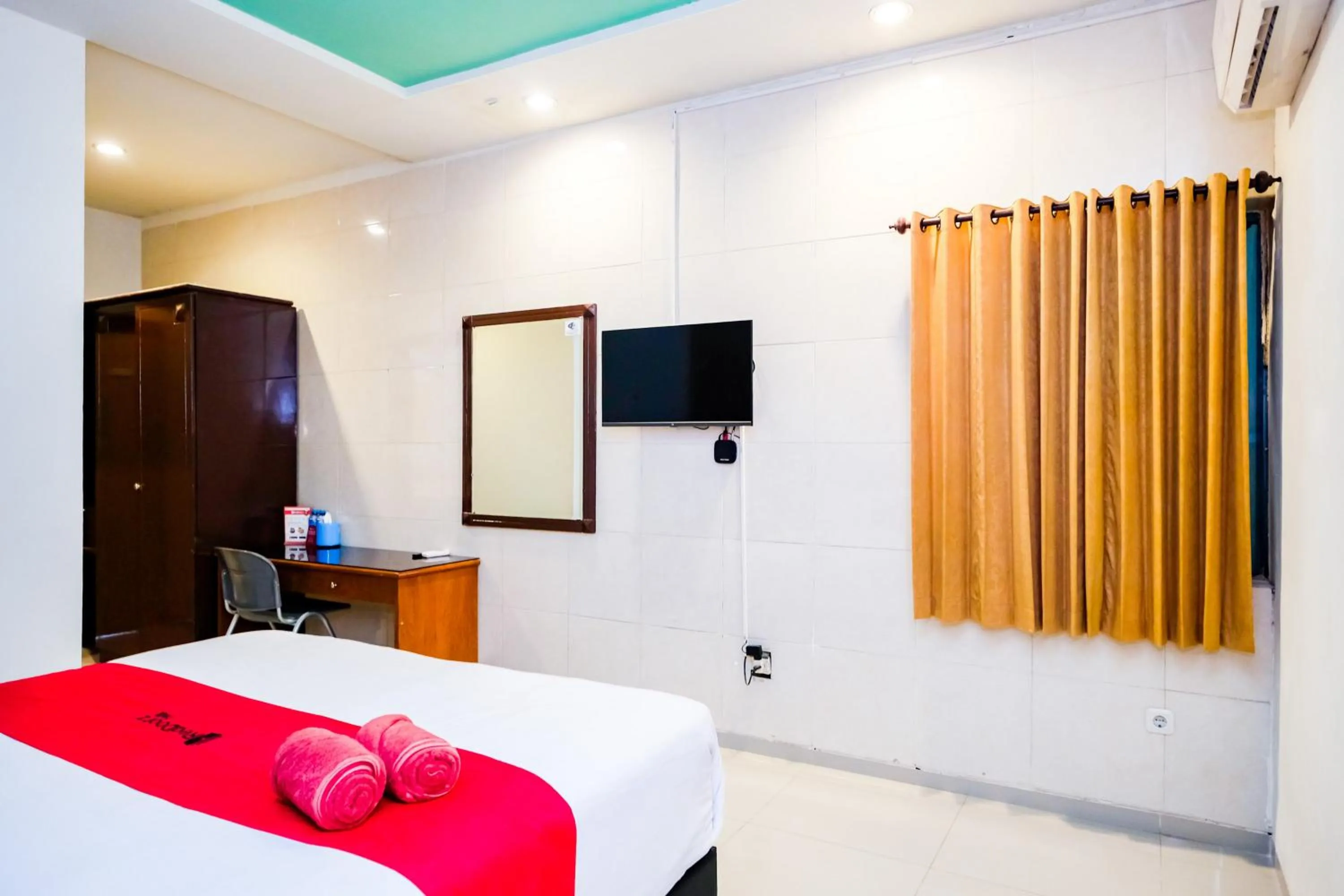 Bedroom, Bed in RedDoorz @ Panglima Sudirman
