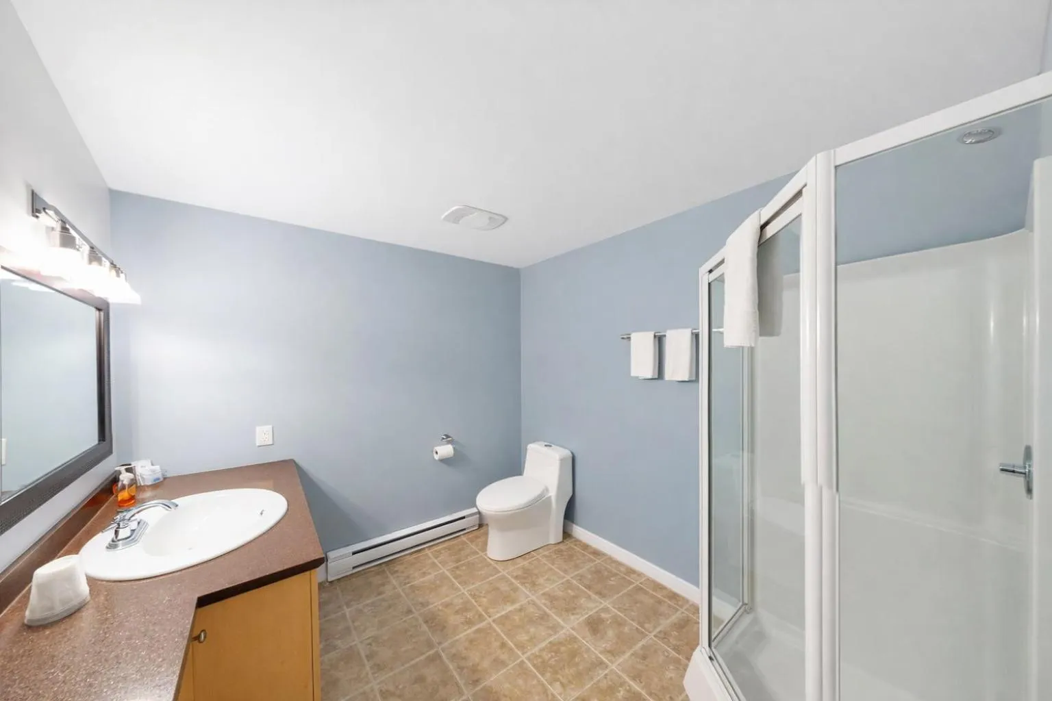 Shower in Motel Au Vieux Frontenac