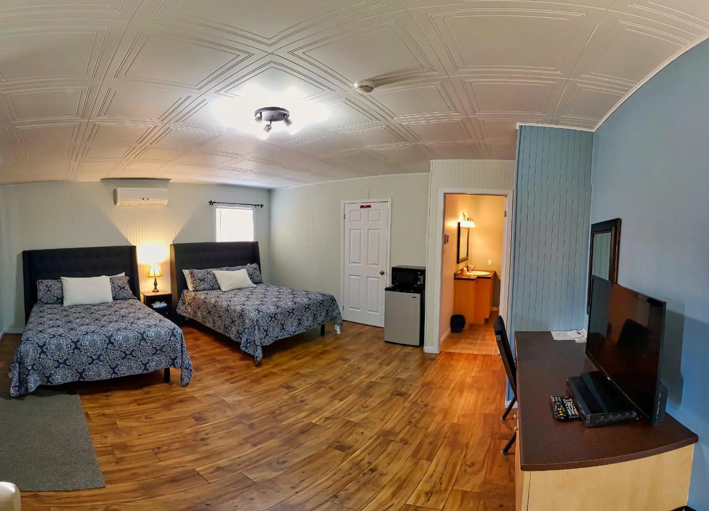 Queen Room with Two Queen Beds in Motel Au Vieux Frontenac Queen Room with Two Queen Beds in Motel Au Vieux Frontenac