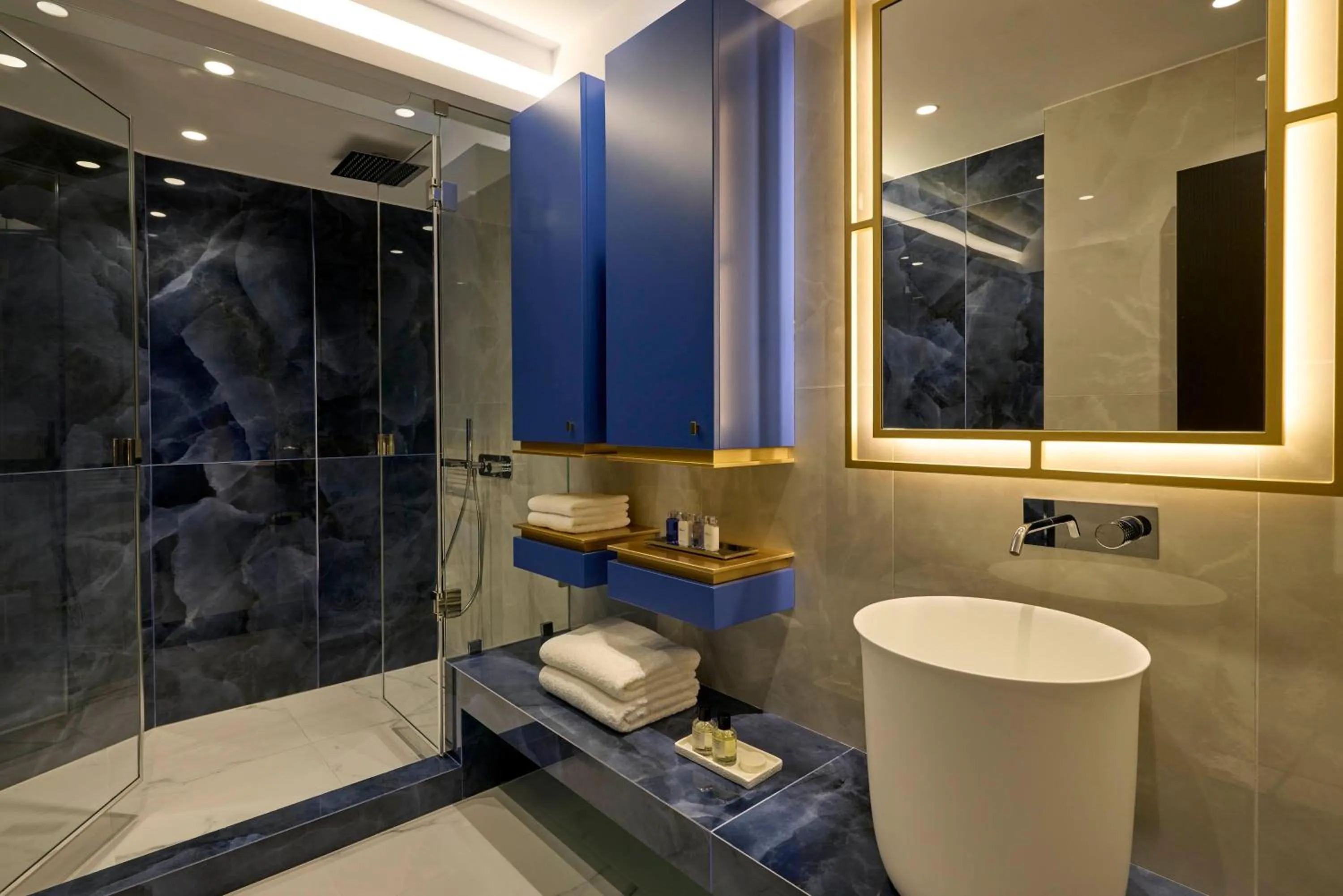 Shower in Pomegranate Wellness Spa Hotel