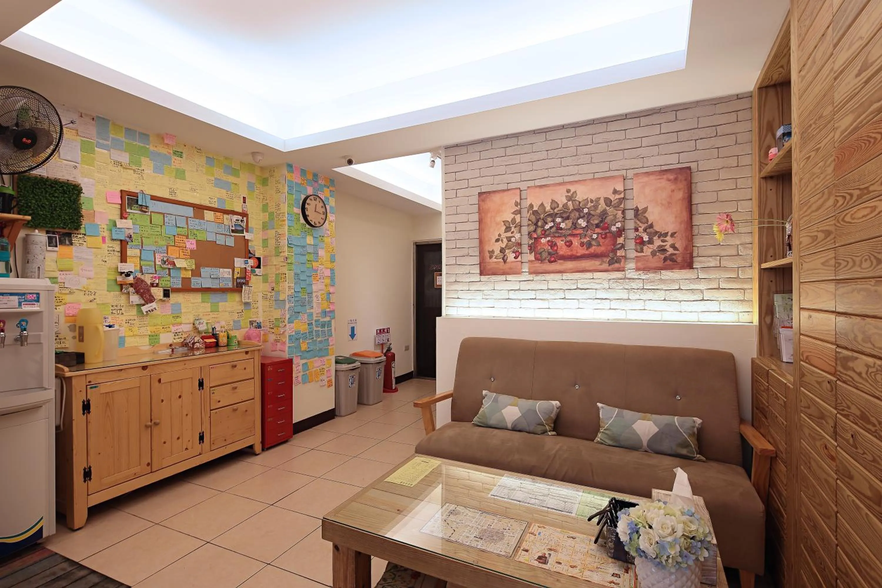 Living room in Happiness Yes Hostel 3