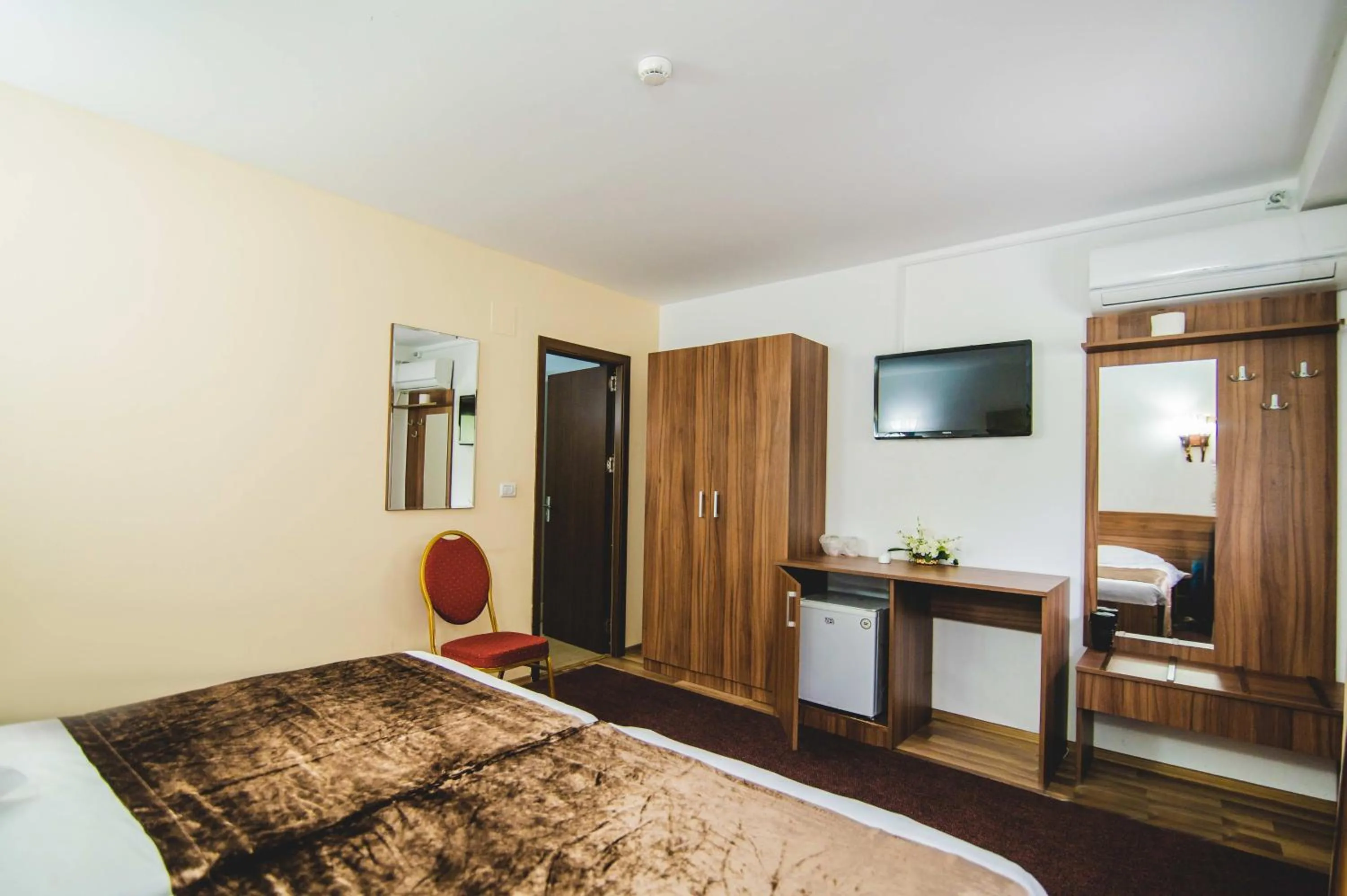 Photo of the whole room, Bed in Hotel Class