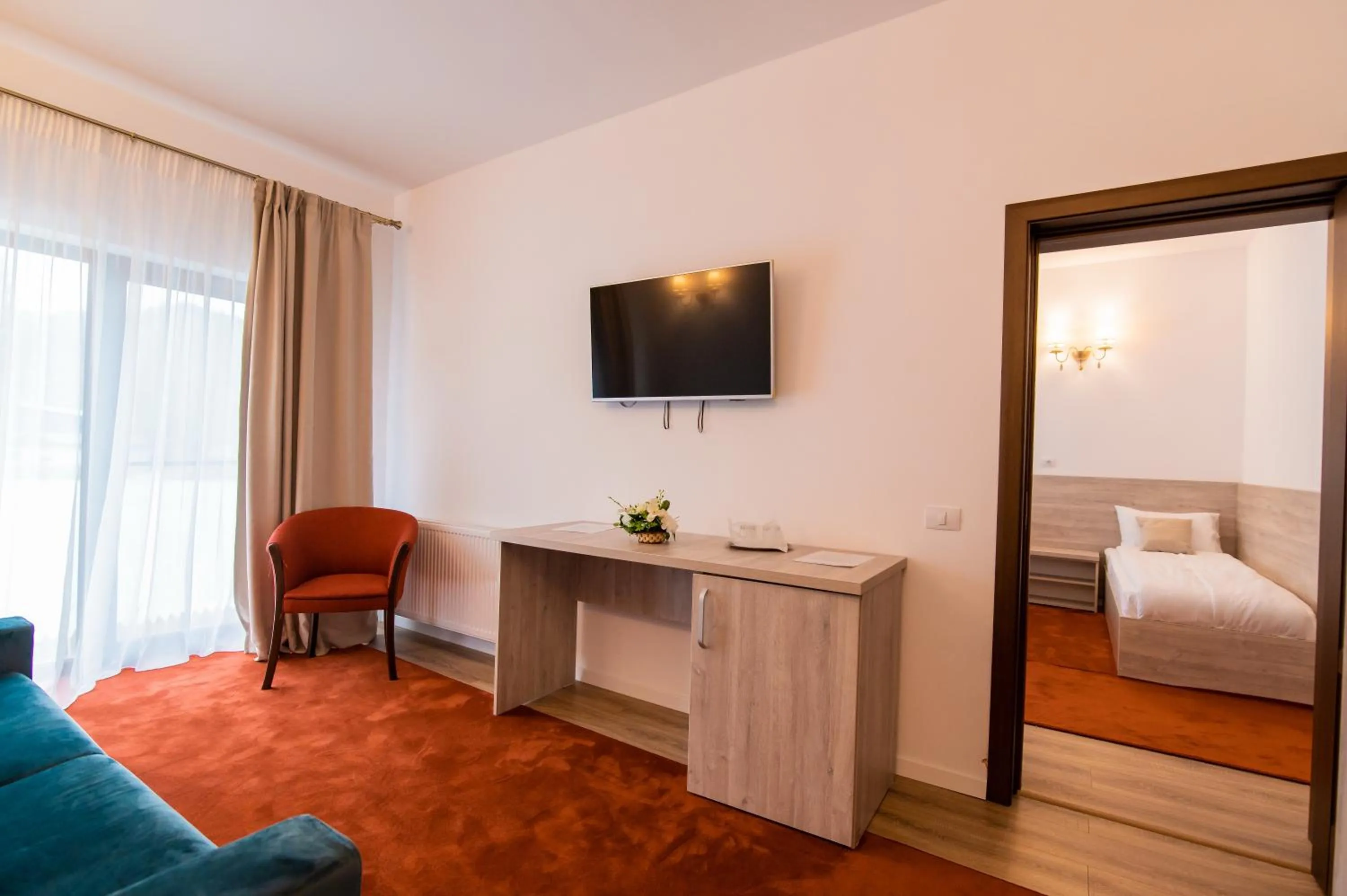 Communal lounge/ TV room, Bed in Hotel Class