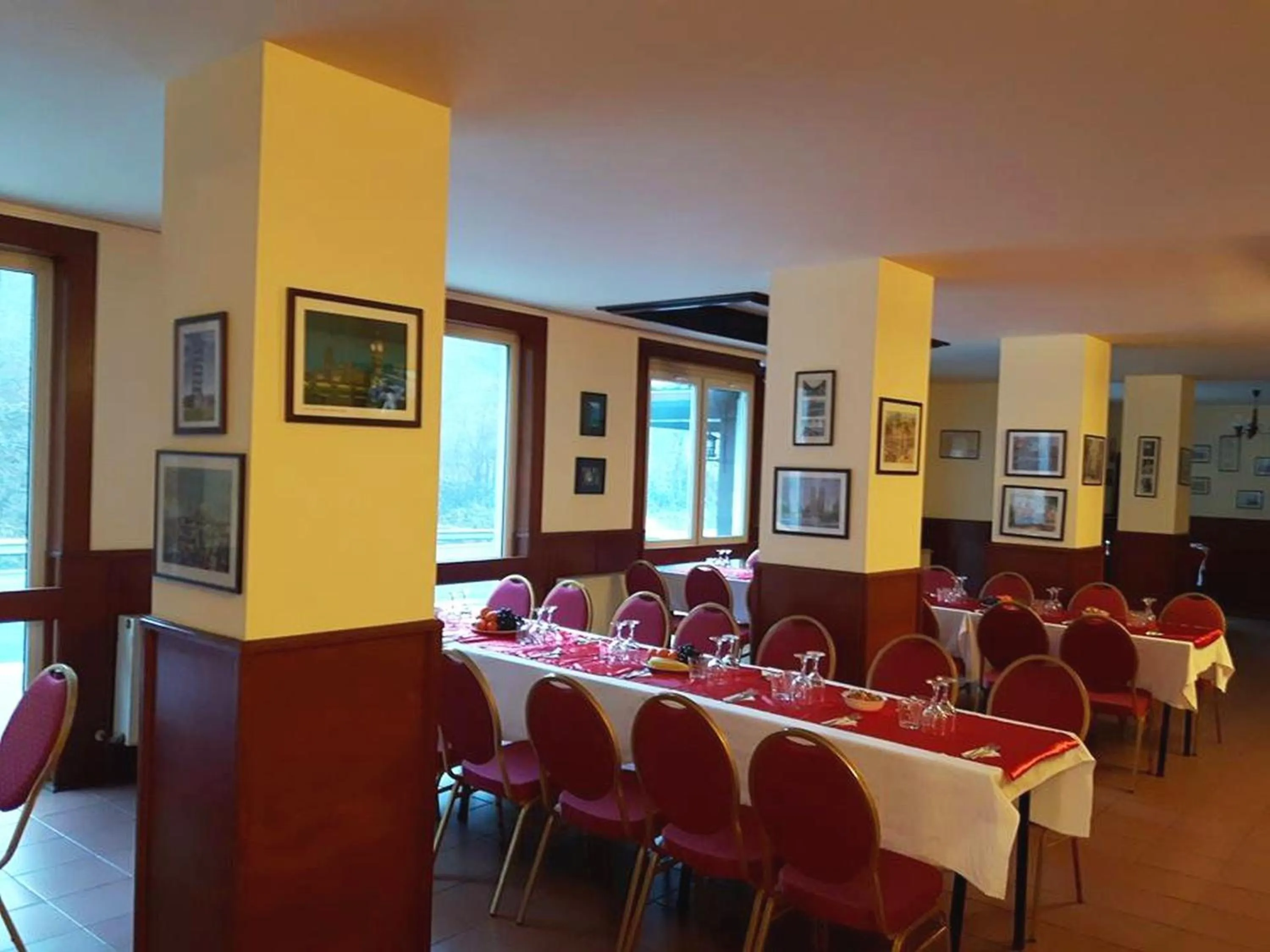 Restaurant/places to eat in Hotel Class