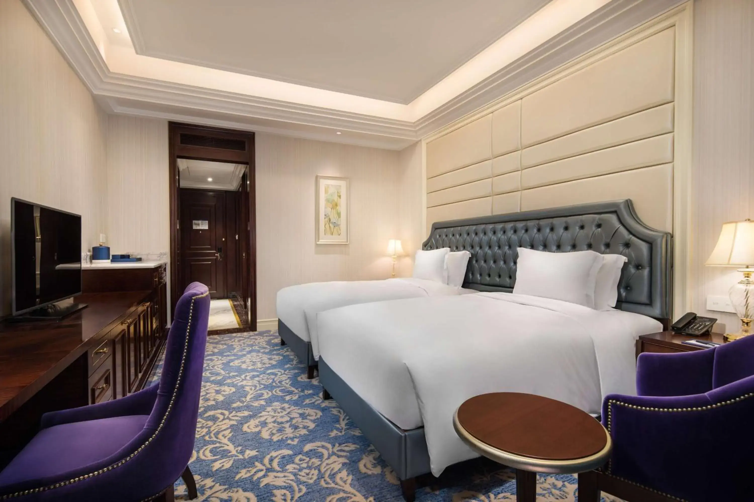 Photo of the whole room, Bed in Radisson Blu Forest Manor Shanghai Hongqiao - Near NECC Photo of the whole room, Bed in Radisson Blu Forest Manor Shanghai Hongqiao - Near NECC