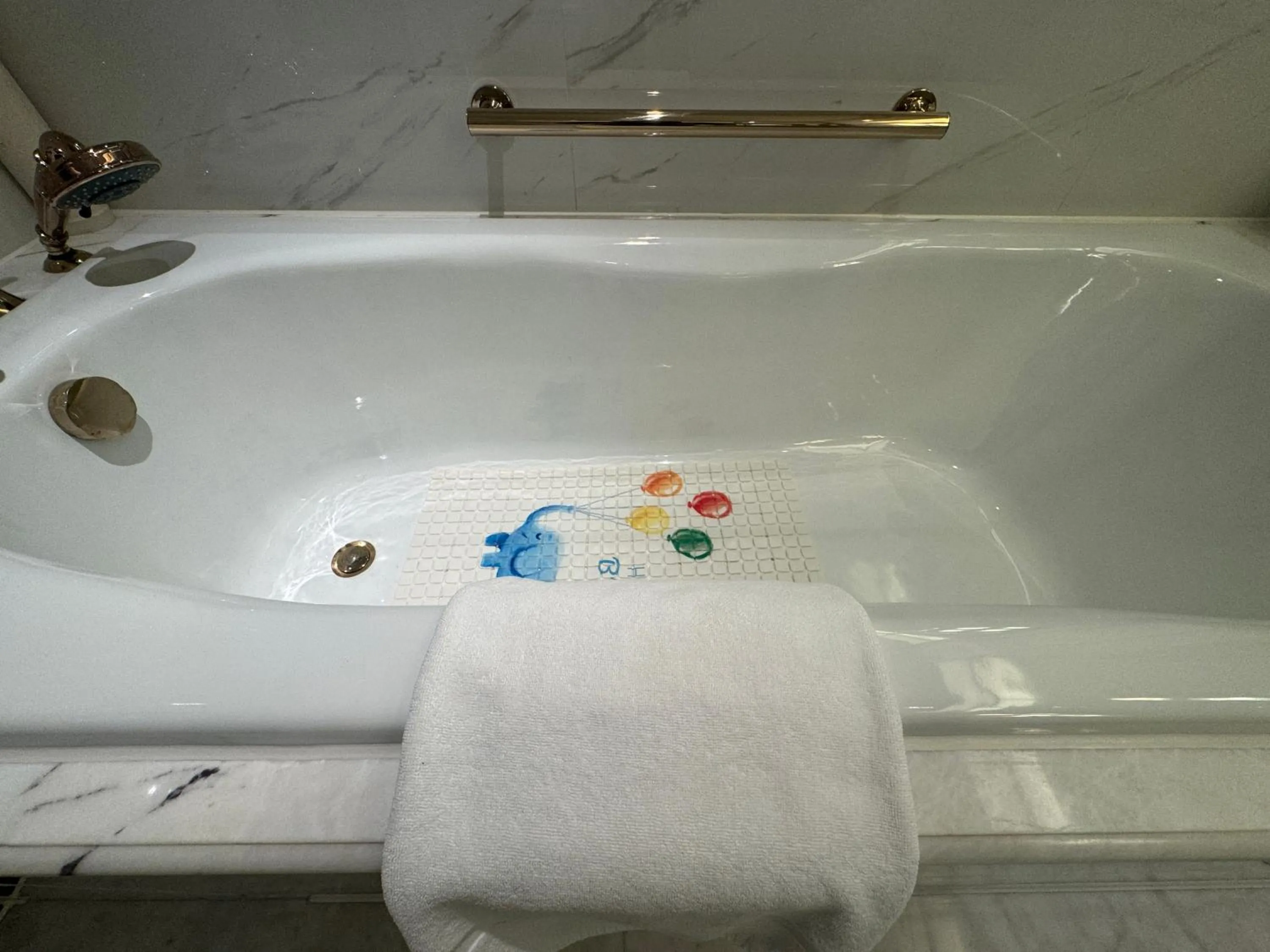 Toilet in Radisson Blu Forest Manor Shanghai Hongqiao - Near NECC