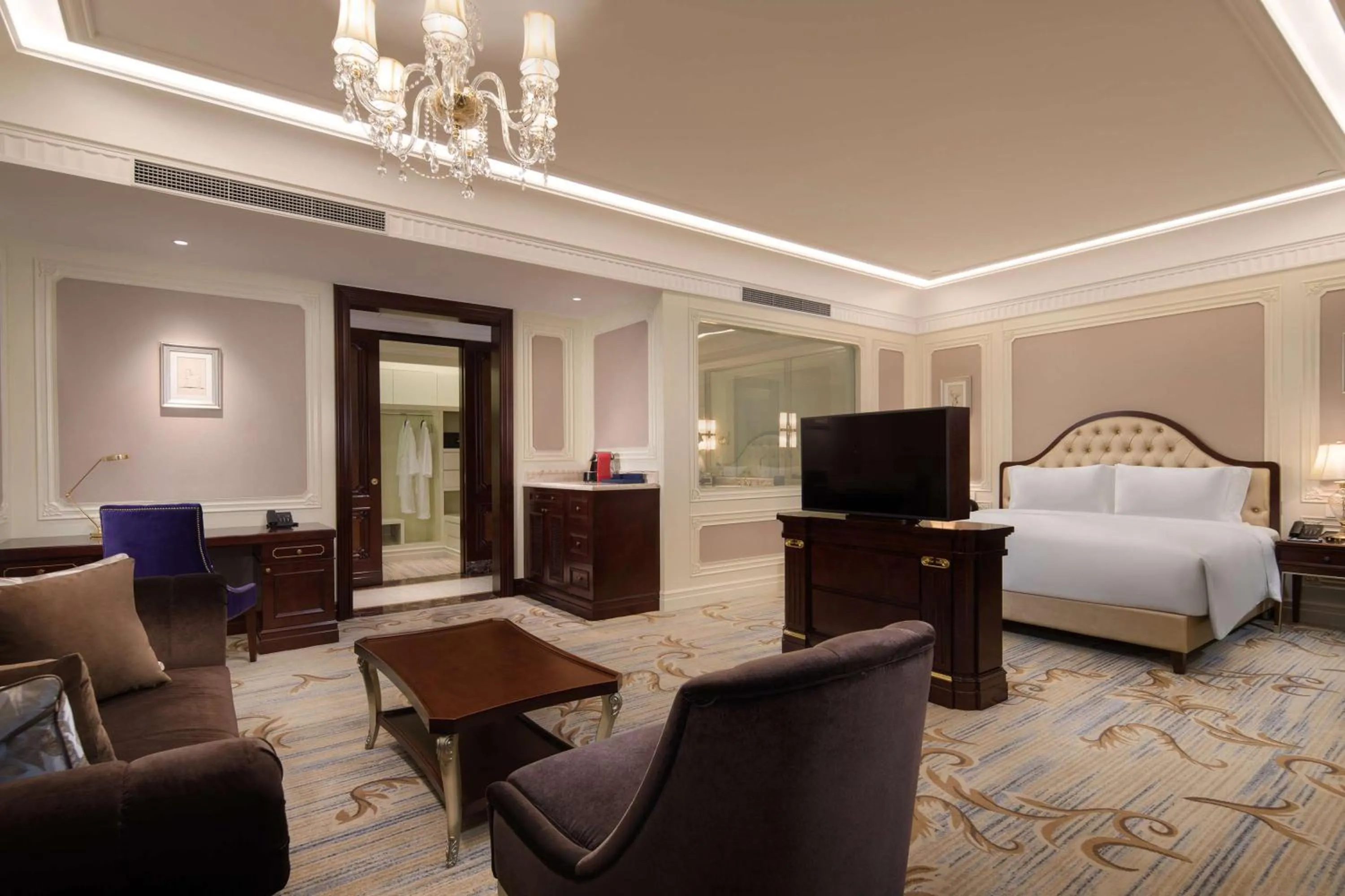 Photo of the whole room, Bed in Radisson Blu Forest Manor Shanghai Hongqiao - Near NECC