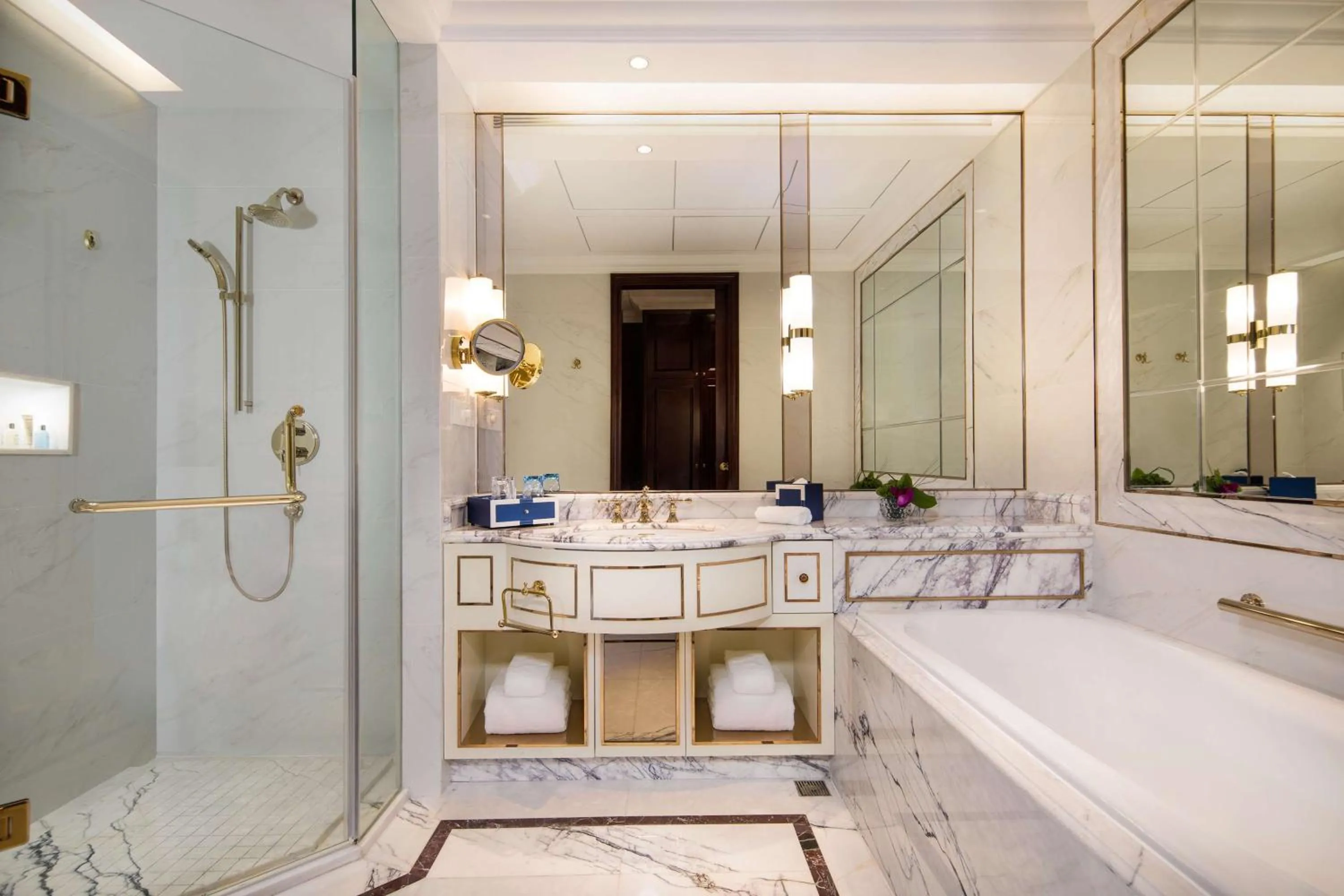 Bathroom in Radisson Blu Forest Manor Shanghai Hongqiao - Near NECC