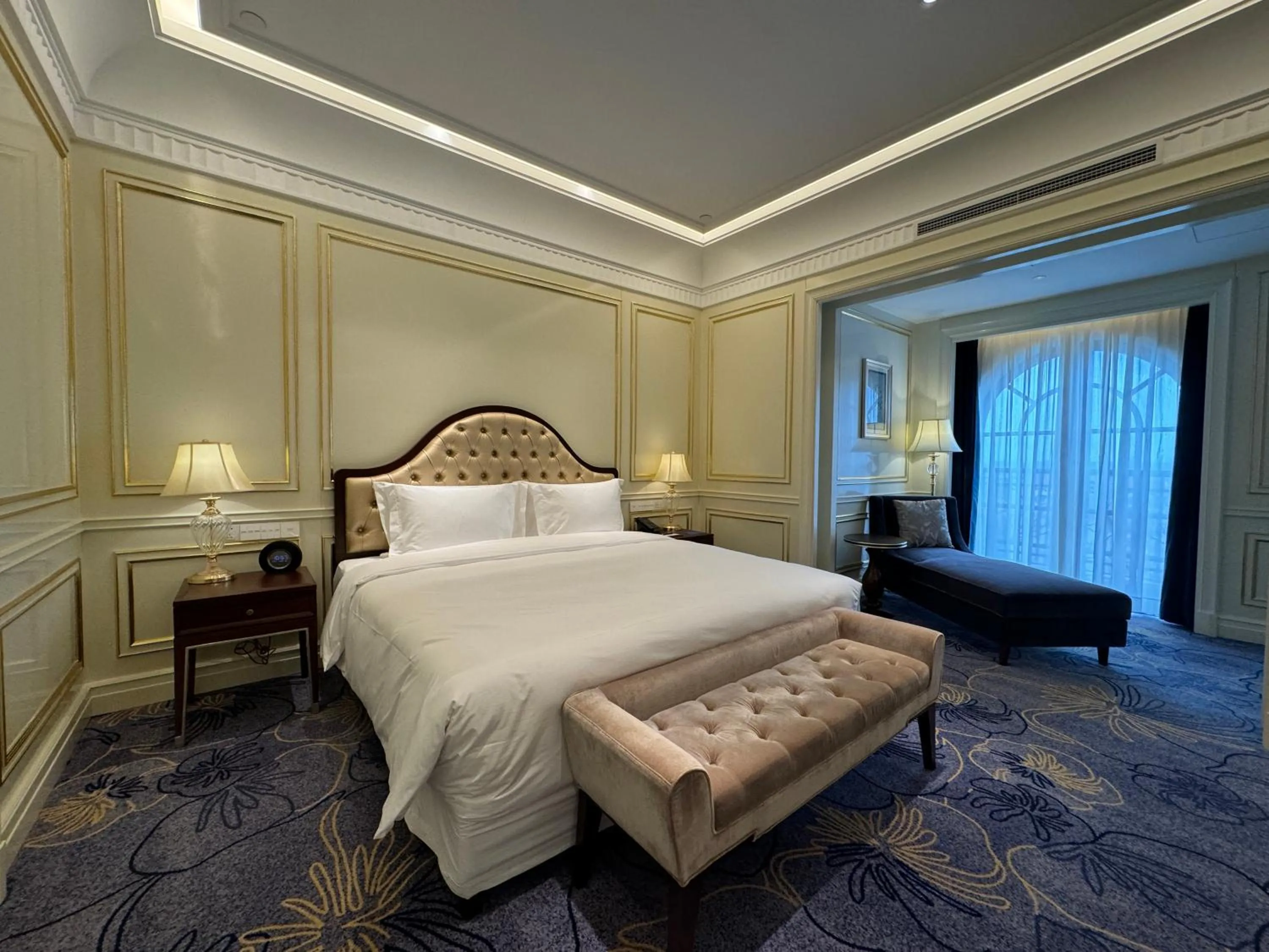 Photo of the whole room, Bed in Radisson Blu Forest Manor Shanghai Hongqiao - Near NECC