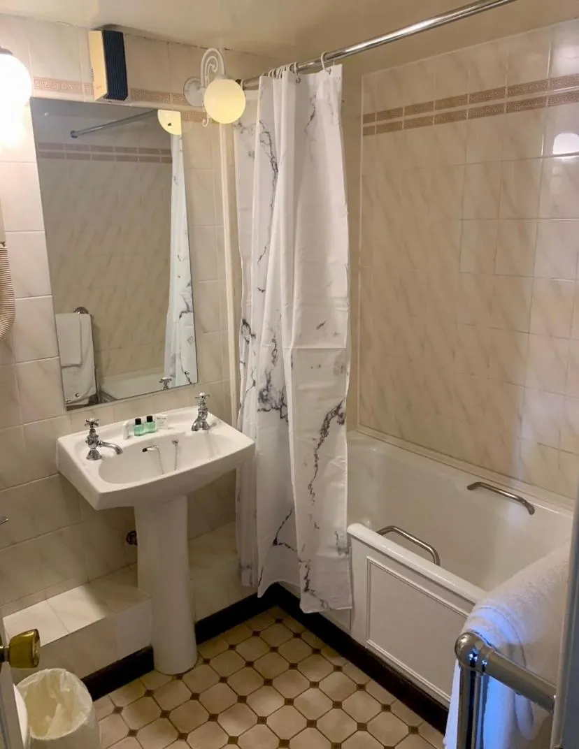 Bathroom in Skye View Hotel