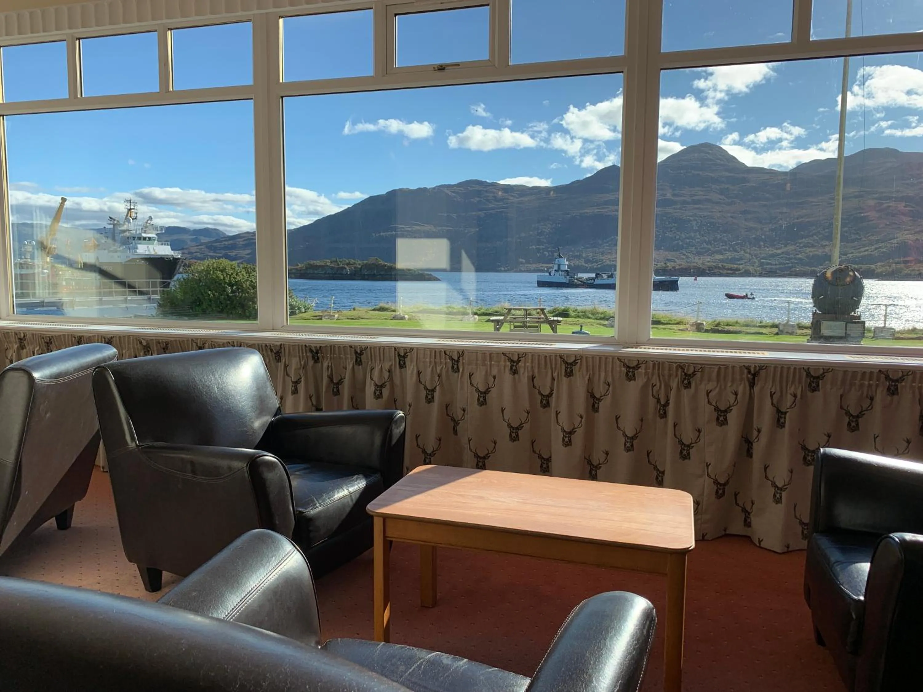 Living room in Skye View Hotel