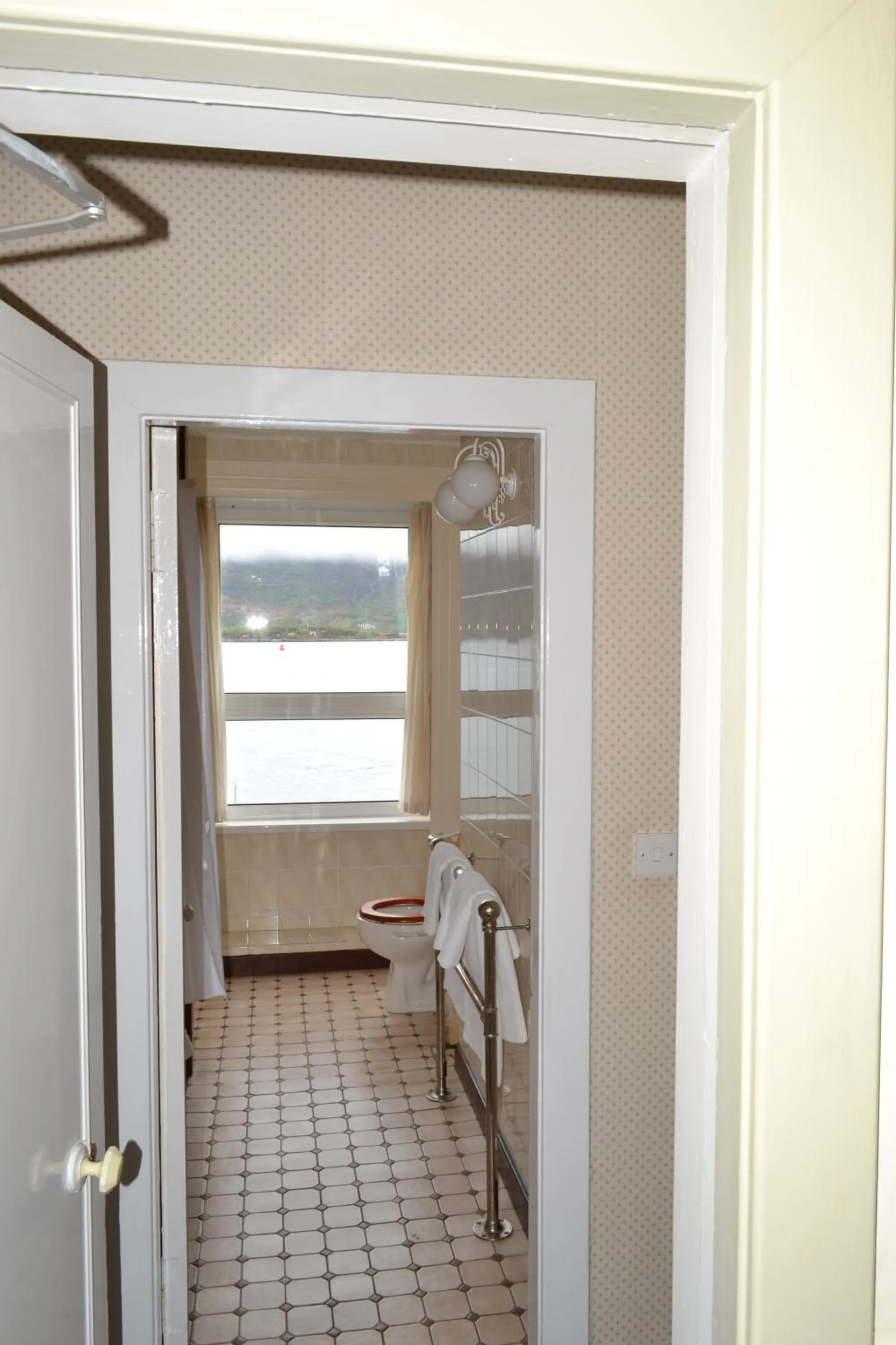 Bathroom, Bed in Skye View Hotel