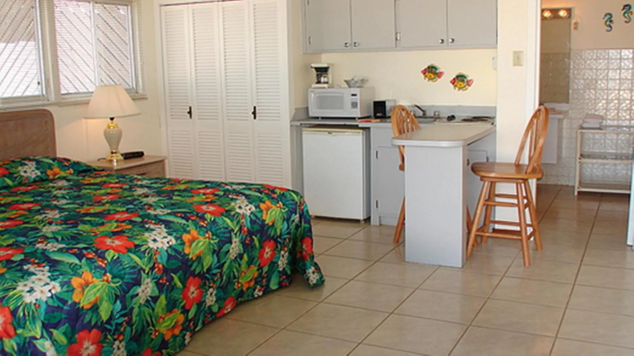 Kitchen or kitchenette, Bed in Aruba Beach Villas